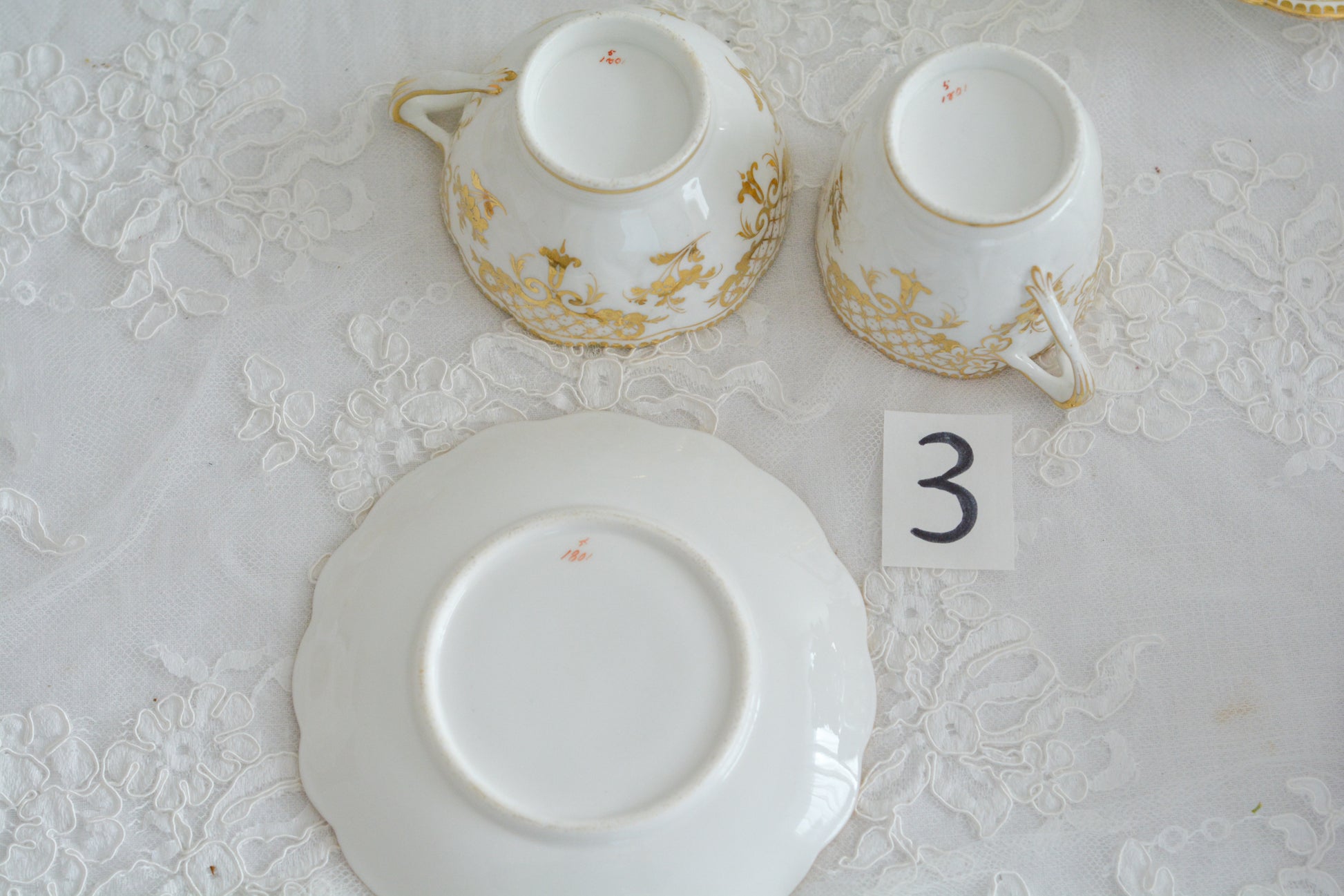 リッジウェイのFoliage Shapeのトゥルートリオ。ハンドル部分には葉っぱの模様がついていてとても可愛らしいシェイプです。白磁に金彩の模様がとても豪華でリッジウェイらしい作品です。トゥルートリオは、ティーカップ、コーヒーカップ、ソーサーのセットでヴィクトリア時代の初期頃まではトリオといえばこちらが主流でした。今ではとても貴重になっています。紅茶もコーヒーも楽しめるのがいいですね。