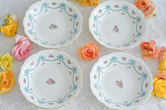 コールポートのリボンと薔薇の模様が可愛らしいボウルの4点セット。ハンドペイントで色つけされ、可愛らしく使いやすいボウルです。