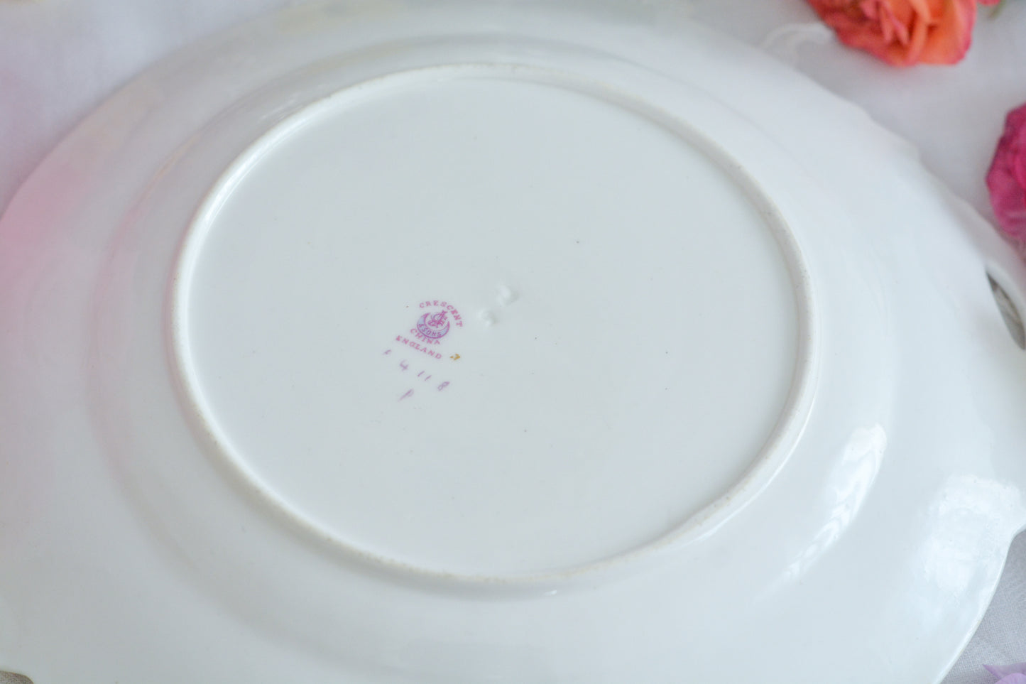 バラのガーランド模様が可愛らしい、ジョージ・ジョーンズ・クレッセントのセットです。カップ&ソーサー、サイドプレート、B&Bプレートのとても便利なセットです。クレッセントらしい可憐で上品な雰囲気がティータイムを盛り上げます。素磁の模様もとっても可愛らしいですよ。