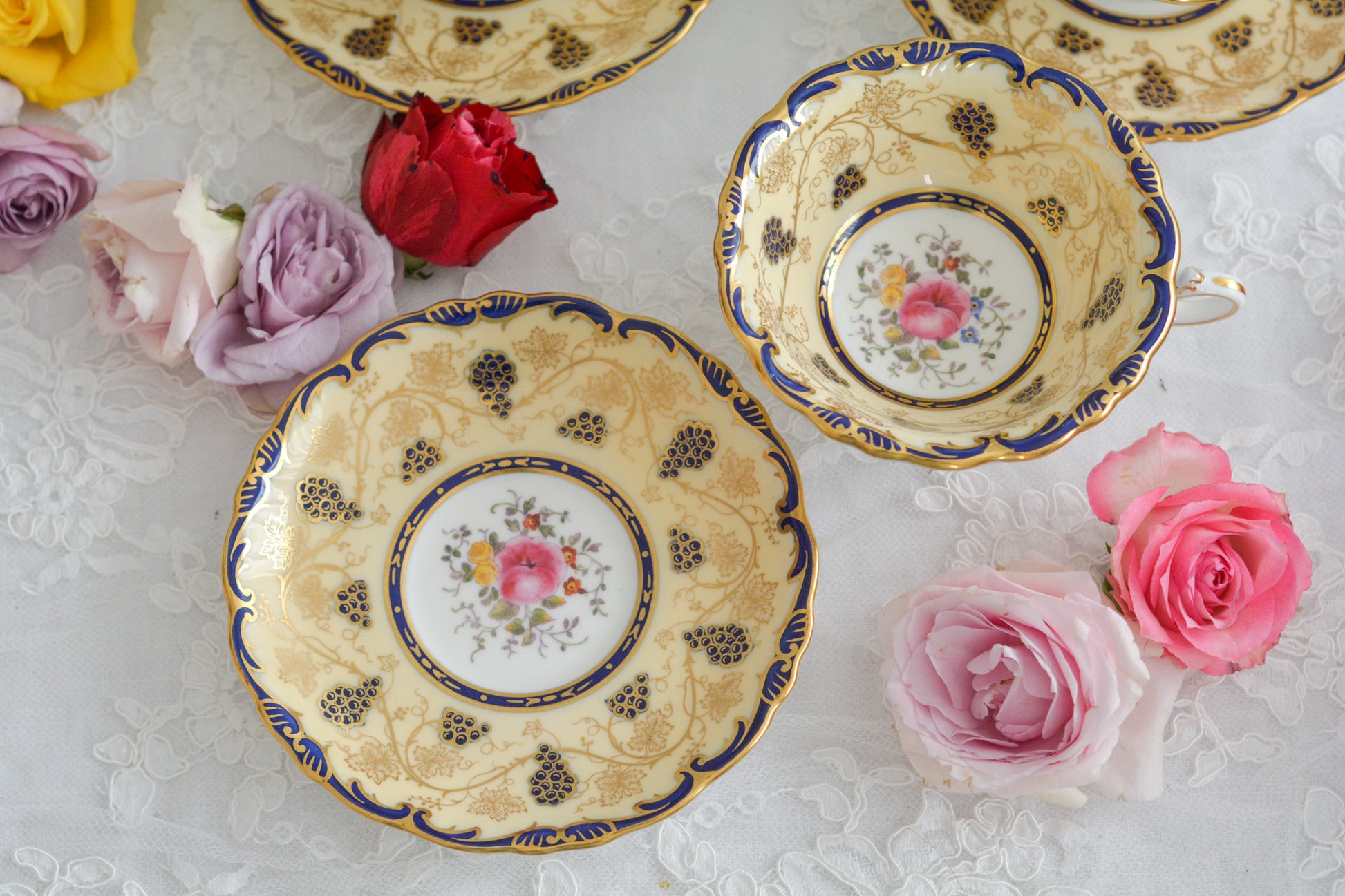 コールポートの1800年代の作品のリバイバルシリーズのオールドコールポートシリーズ。色々なお品がリバイバルされています。こちらはアデレードシェイプのリバイバル。ハンドルはアデレードシェイプハンドルではなくリングハンドルで、素磁も厚めに作られています。ロココリバイバルスタイルの優雅なデザインが美しいです。葡萄やフルーツ、お花の模様が大変豪華で美しいお品です。