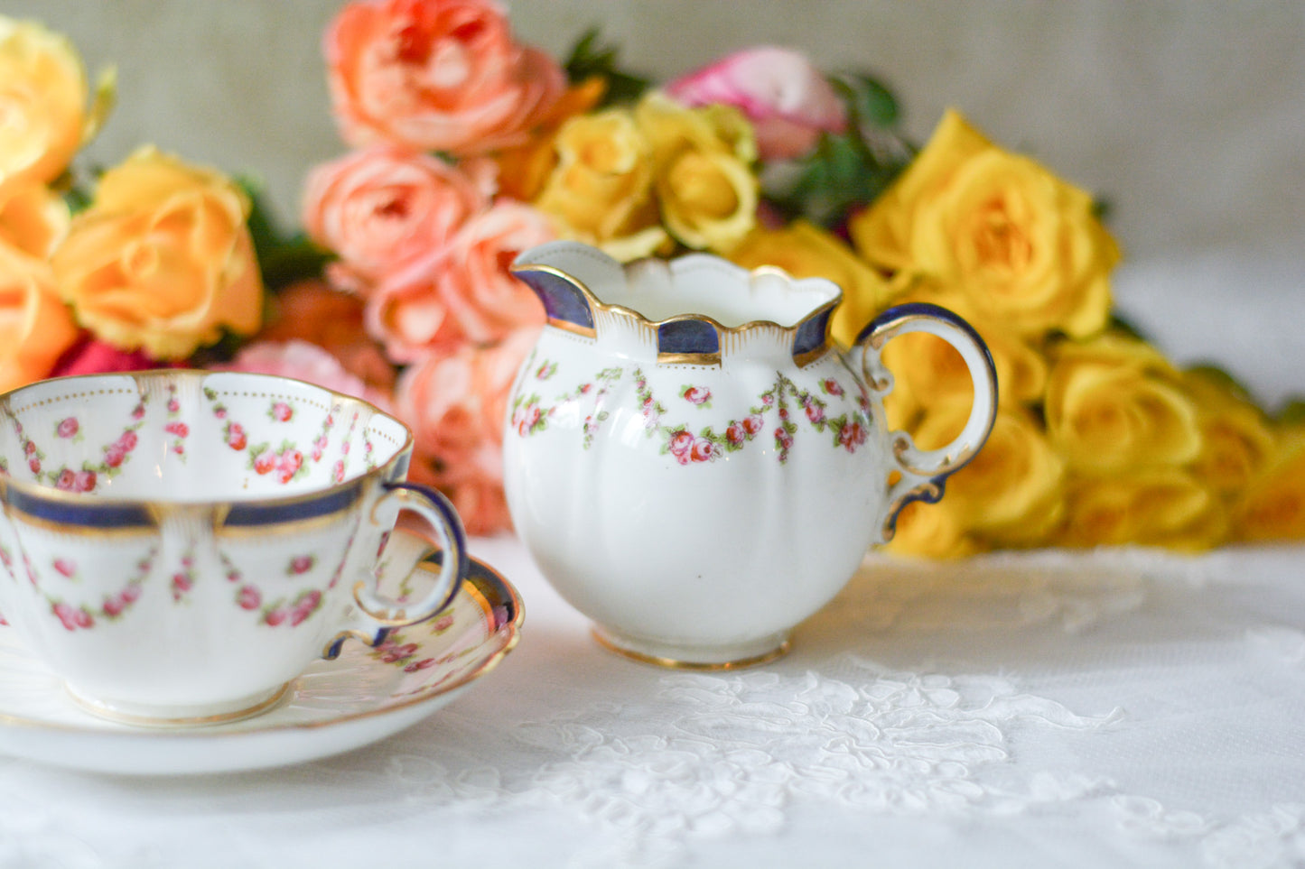 クレッセントのティーセット。薔薇のガーランドが大変可愛らしいお品です。Rose Antiquesはコールポートをはじめ英国のアンティーク食器をご紹介しています。