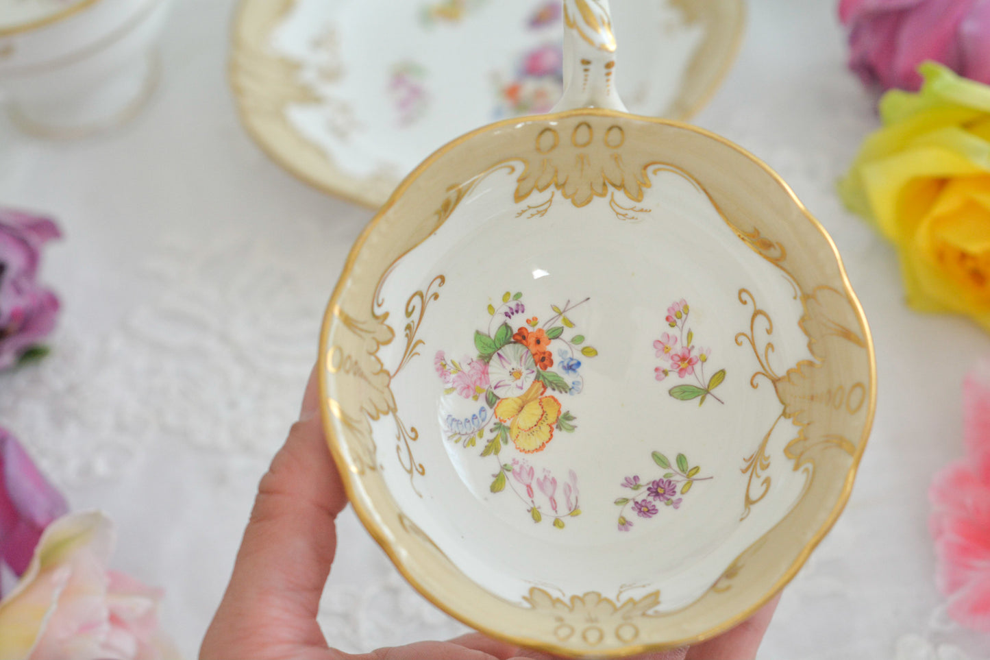 リッジウェイの優雅なトゥルートリオです。ハンドルがとても可愛らしく、ハンドペイントで描かれたお花達も生き生きと描かれています。トゥルートリオは、ティーカップ、コーヒーカップ、ソーサーのセットでヴィクトリア時代の初期頃まではトリオといえばこちらが主流でした。今ではとても貴重になっています。紅茶もコーヒーも楽しめるのがいいですね。