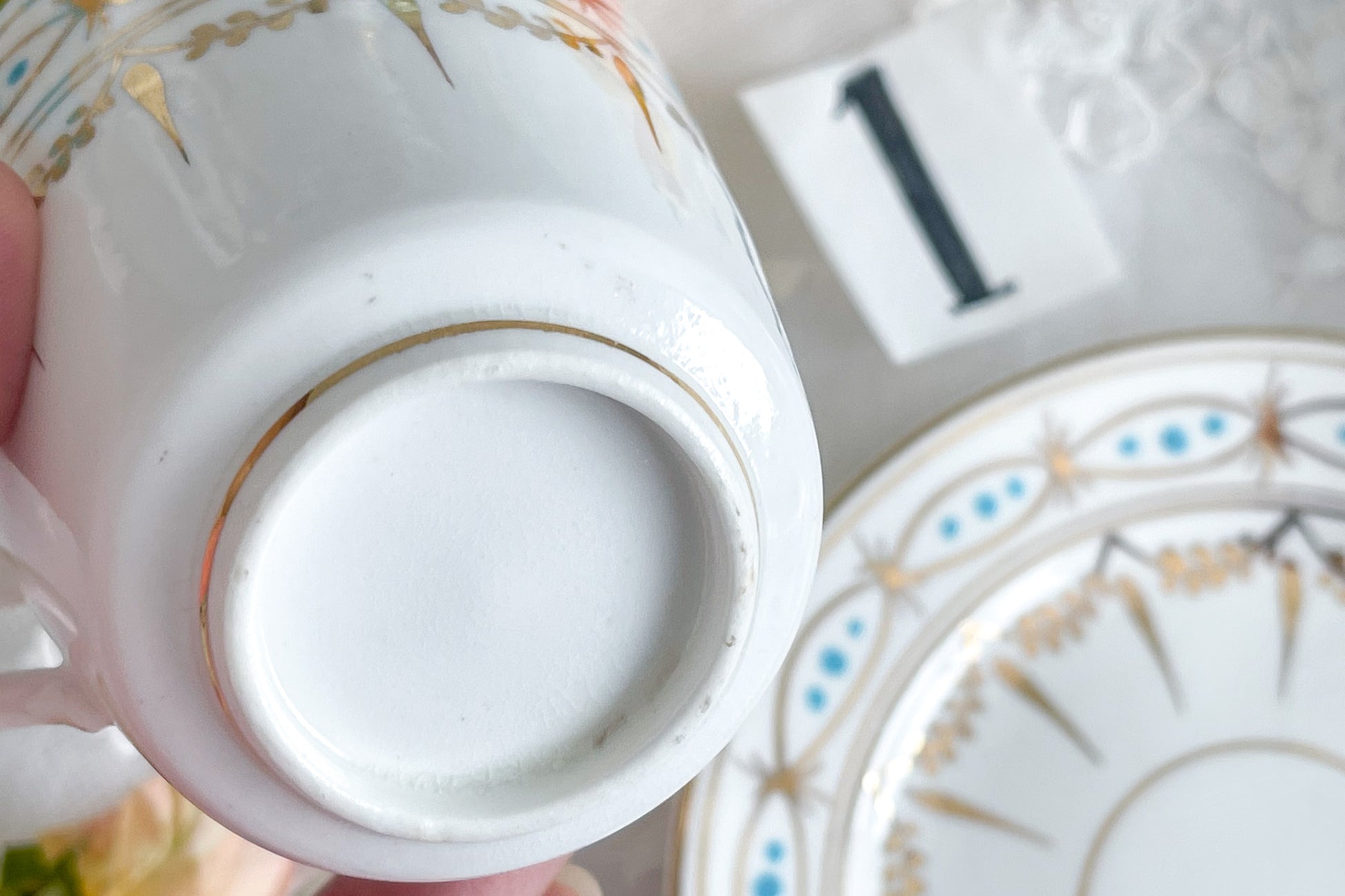 ハンドペイントで描かれた曲線美。アールヌーボースタイルのティートリオです。金彩にターコイズブルーのドットのコントラストが素敵なお品。カップは紅茶にもコーヒーにもお使いいただきやすいデザインです。