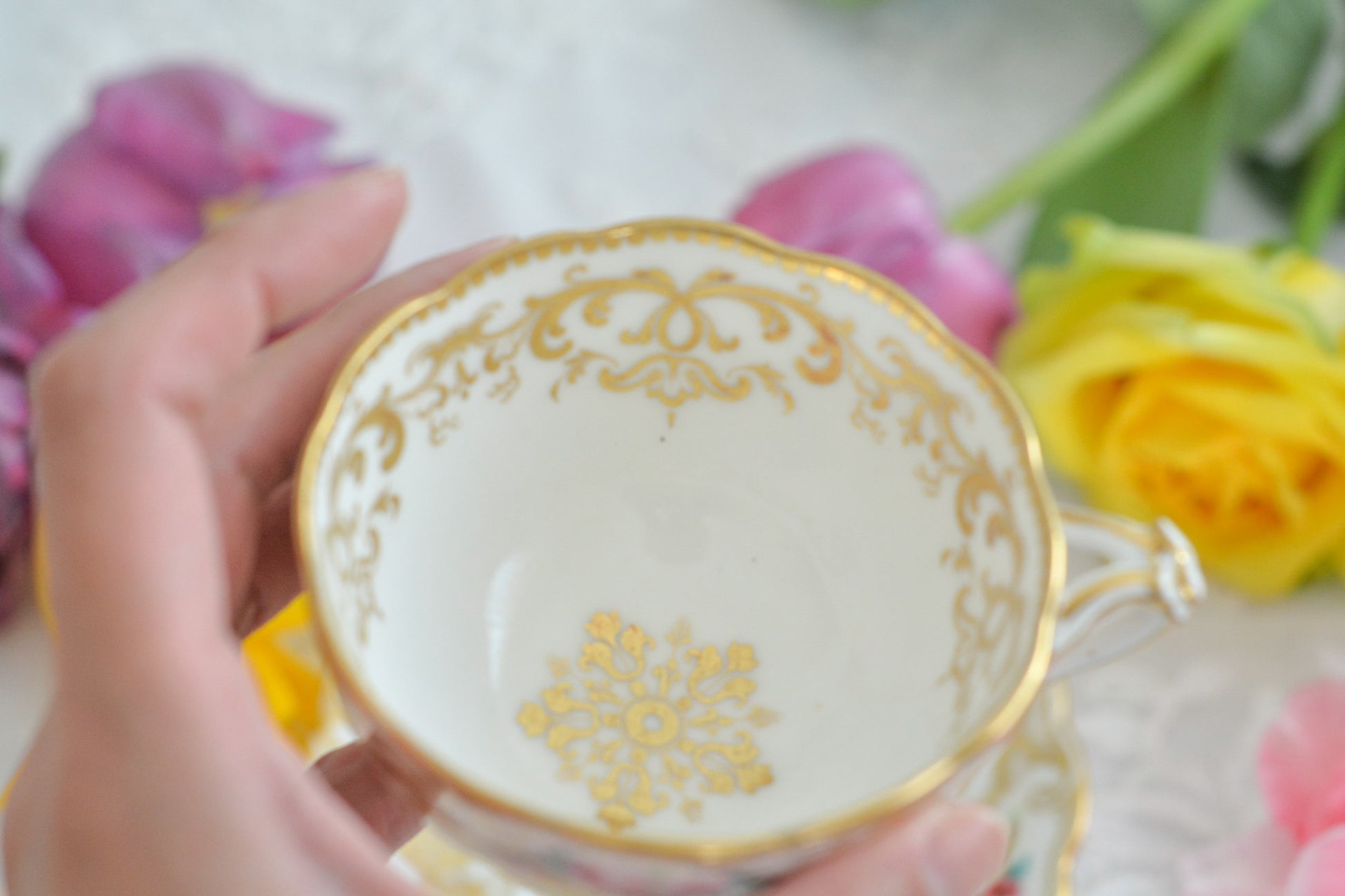 リッジウェイのフォリエージシェイプ(Foliage Shape)のトゥルートリオ。ハンドル部分には葉っぱの模様がついていてとても可愛らしいシェイプです。フォリエージシェイプもさまざまな絵柄やカラーがあります。こちらもリッジウェイらしい、力強く、豪華な作品で、とても存在感があります。トゥルートリオは、ティーカップ、コーヒーカップ、ソーサーのセットでヴィクトリア時代の初期頃まではトリオといえばこちらが主流でした。今ではとても貴重になっています。紅茶もコーヒーも楽しめるのがいいですね。