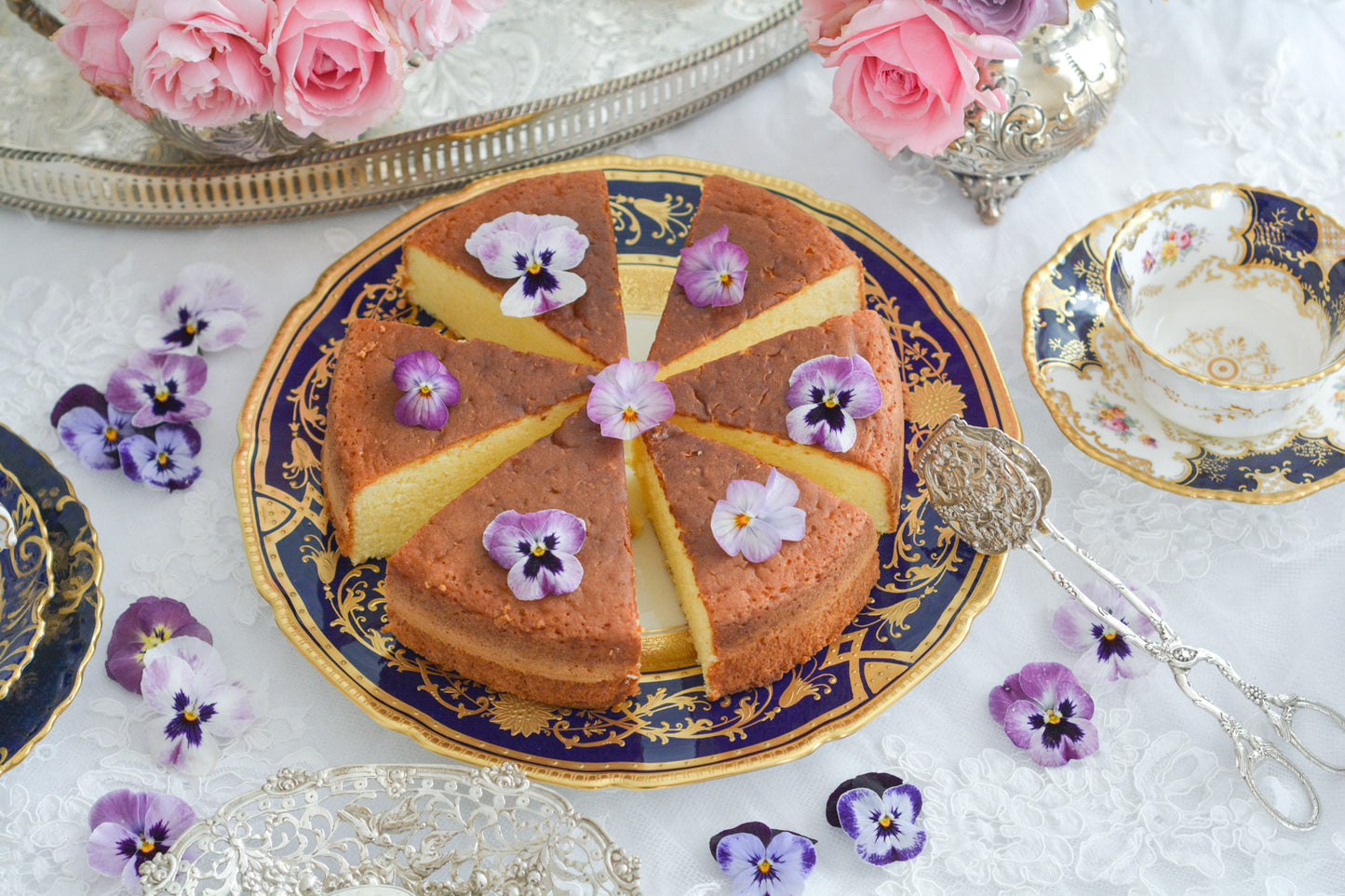 美しいコバルトブルーのお色に、豪華な金彩の模様。ロイヤルドルトンのとっても豪華なディナープレートです。大きいサイズなので、サービングプレートにもお使いいただけます。どんなお菓子やお料理も華やかに演出してくれそう。状態も大変よく、活躍してくれること間違いなしです!