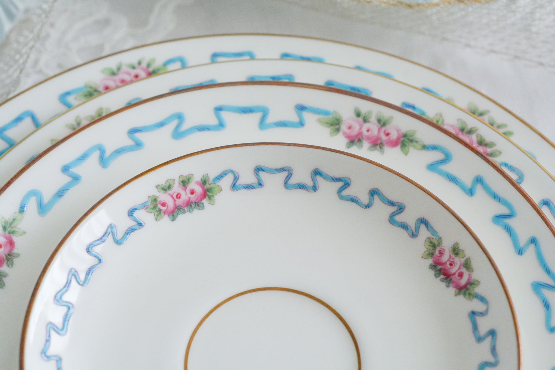 ミントンブルーのリボンに可憐な薔薇の模様が可愛らしいティーセット。カップ&ソーサー、サイドプレート、ランチョンプレート、ディナープレートのお得なセットで、どのシーンにも対応できるセットです。お茶やお食事などこのセットでお楽しみください。大きなプレートはサービングプレートとしても活躍します