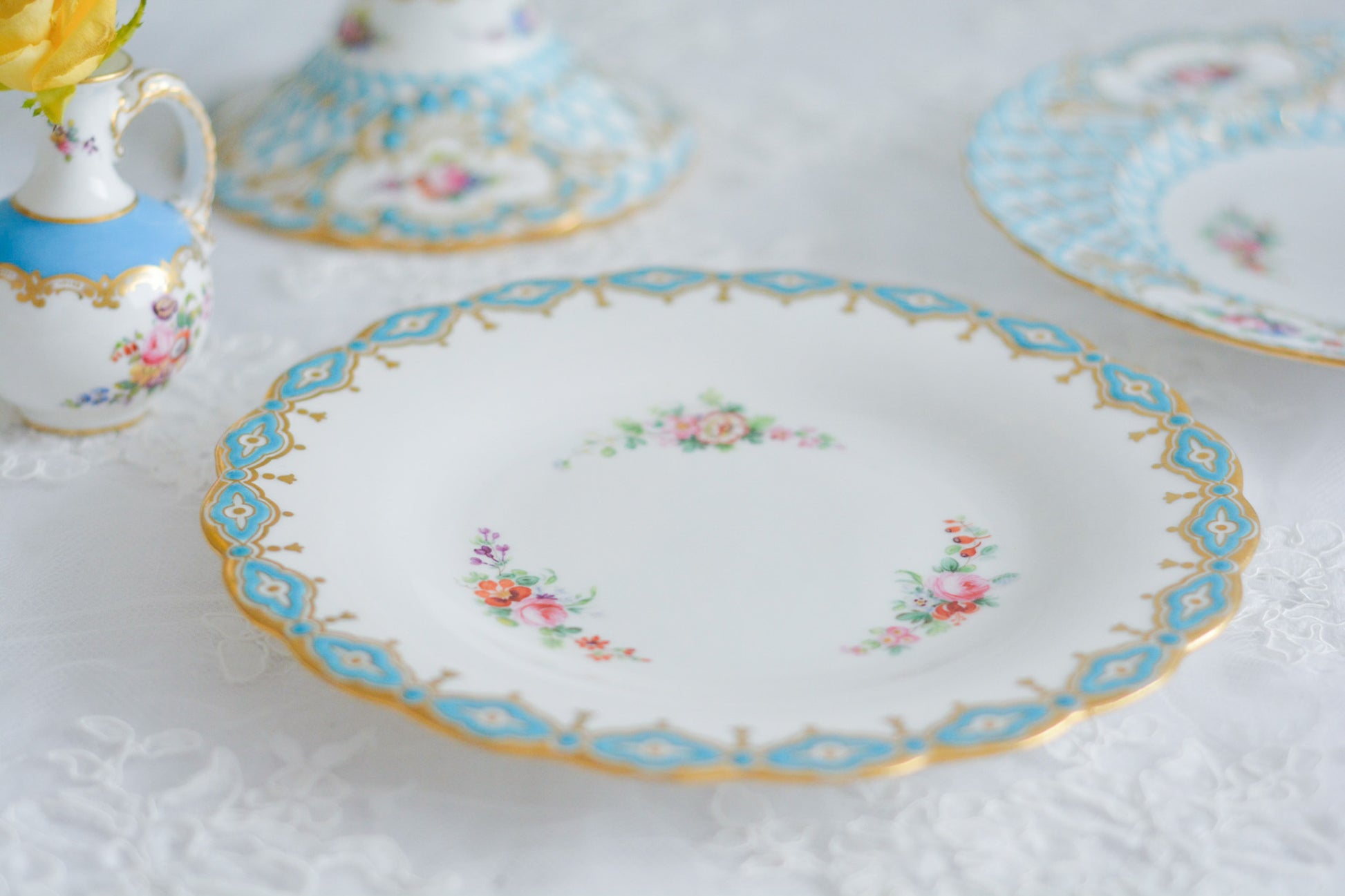ミントンブルーが際立つ花々が美しいプレート。ハンドペイントで丁寧に描かれた花々が大変美しいです。縁に描かれたミントンブルーの模様がどんなものを盛り付けても引き立ててくれるデザインです