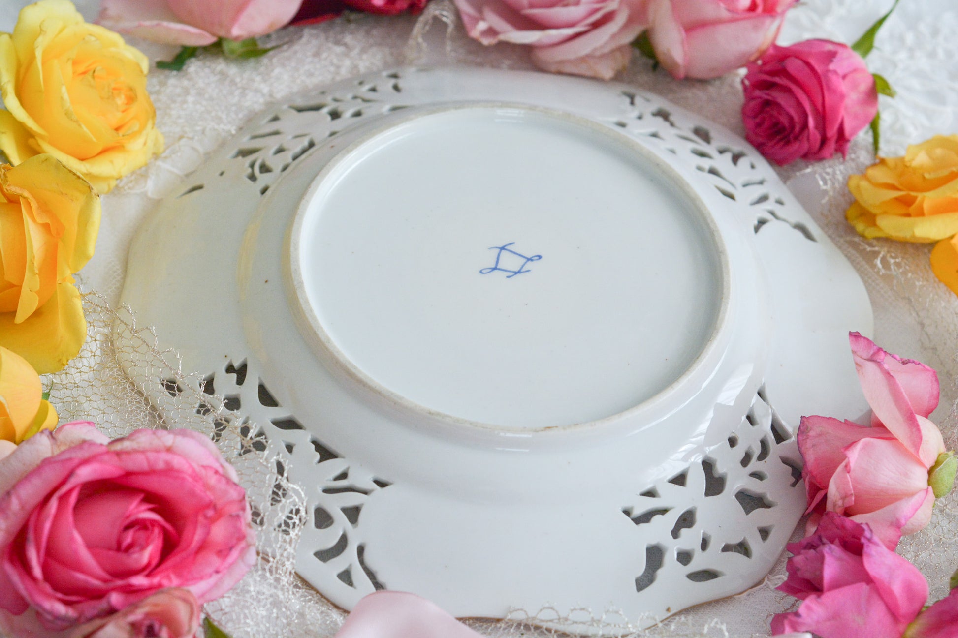 花文字でマリーアントワネットの頭文字MとAが描かれた美しいプレートです。透かし模様のお花や金彩もハンドペイントで丁寧に描かれています。豪華な雰囲気がマリーアントワネットの世界観にぴったりなお品です。バックスタンプはカールティーメのものではなく、お調べがつきませんでした。フランスセーブル窯のバックスタンプにも似ています。ただ、とても丁寧に作られていて、この企画展にふさわしい大変美しいお品です。