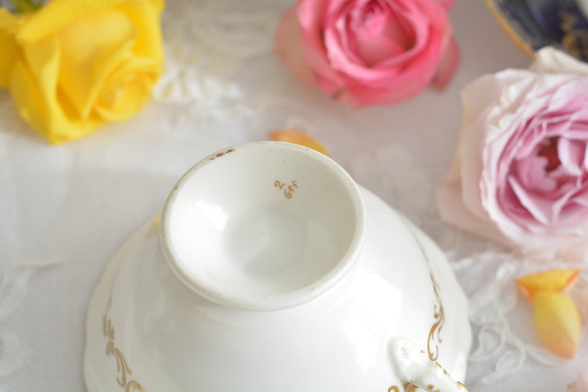 コバルトブルーに金彩の葉っぱ模様が大変美しい、コールポートアデレードシェイプのカップ&ソーサーです。優美なシェイプは大変美しく、重厚感がありながら繊細さも感じるお品です。カップに1ヶ所古いヒビが入っているためお値打ち価格になっています。ヒビはあるものの、ロココリバイバルの大変美しいカップです。