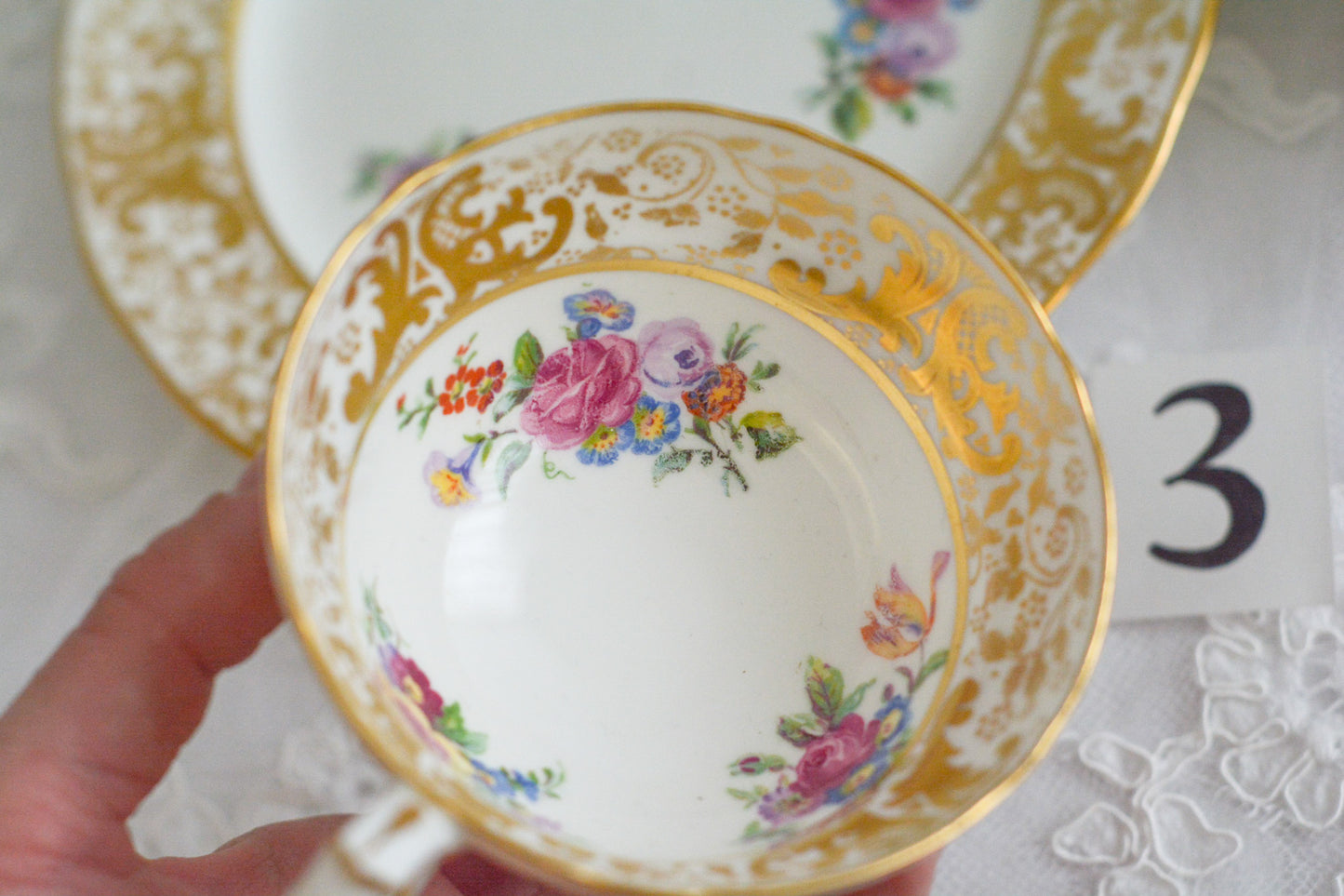 ハマースレイの豪華なティートリオとB&Bプレート。金彩の華やかな模様にブーケ柄のプリントが映えます。ハマースレイらしい優美なシェイプで、ティータイムに花を添えてくれるデザインです。それぞれ状態が異なりますので、プルダウンよりお選びください。ティートリオの④〜⑥はカップにヒビがあり、水漏れするため観賞用としてお勧めします。プレートはそれぞれお使いいただけます。