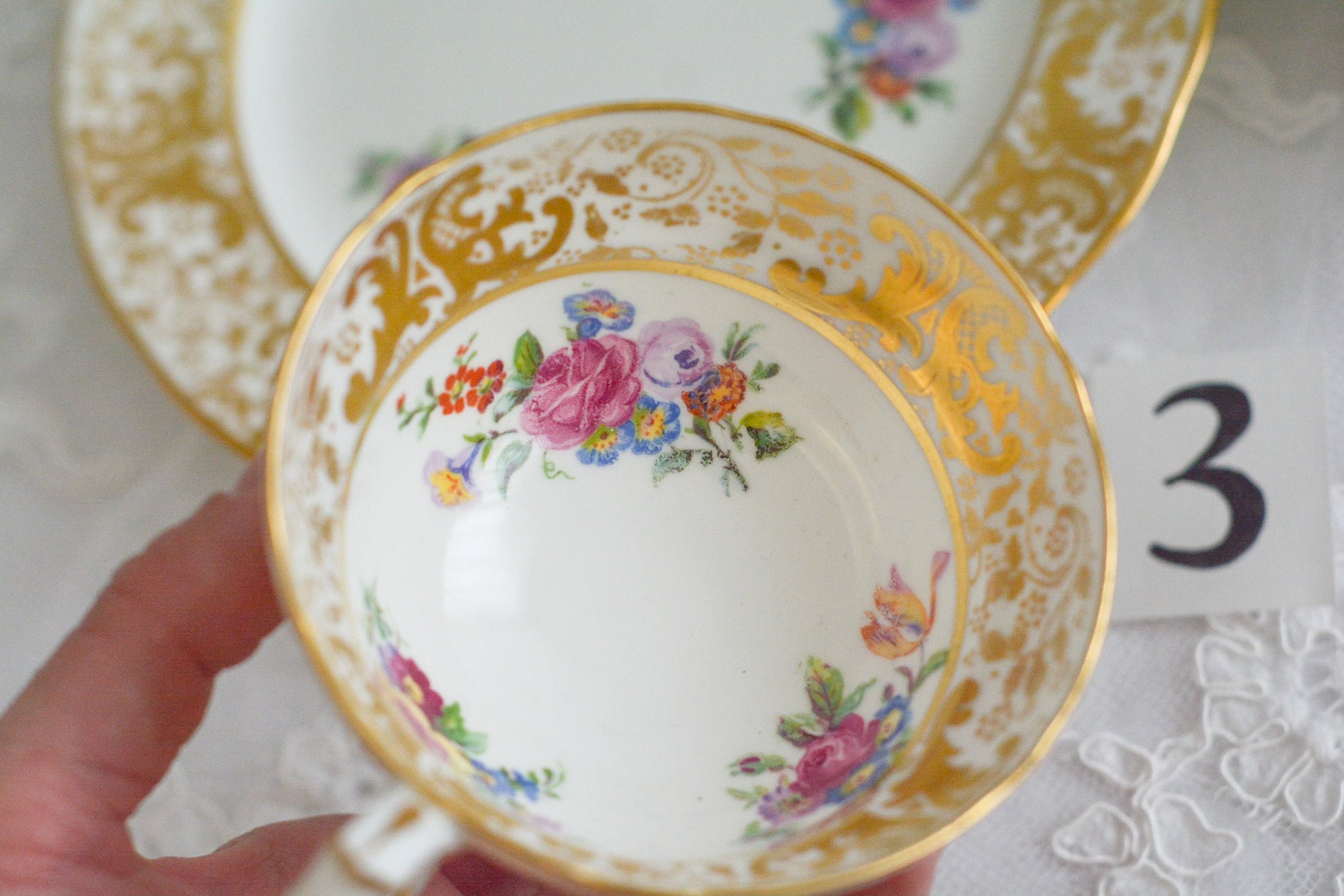 ハマースレイの豪華なティートリオとB&Bプレート。金彩の華やかな模様にブーケ柄のプリントが映えます。ハマースレイらしい優美なシェイプで、ティータイムに花を添えてくれるデザインです。それぞれ状態が異なりますので、プルダウンよりお選びください。ティートリオの④〜⑥はカップにヒビがあり、水漏れするため観賞用としてお勧めします。プレートはそれぞれお使いいただけます。