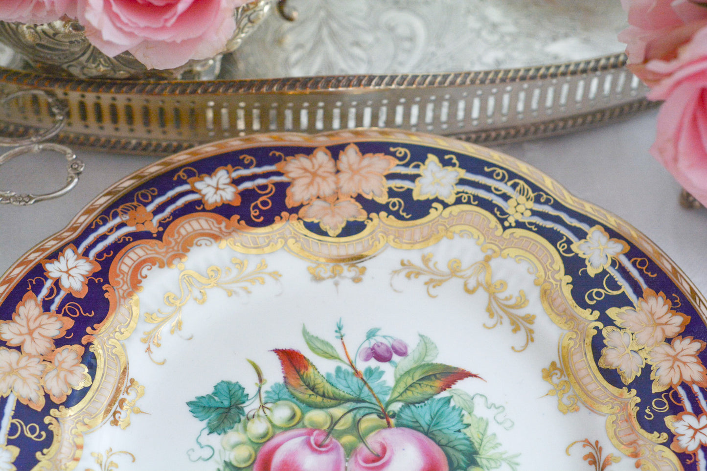 リッジウェイの素晴らしさを体感いただけるプレート。豪華絢爛という言葉がぴったりです。コバルトブルーに、金彩。エナメル画のイチゴやさくらんぼは瑞々しく描かれています。息を呑む美しさとでも言いましょうか。19世紀の素晴らしいプレートで、お茶の時間をお楽しみください。キャビネットプレートとしてお部屋に飾っていただいても素敵です。