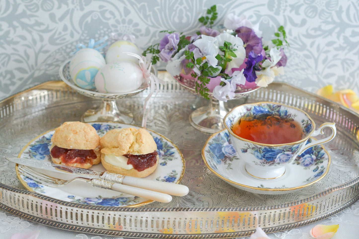 ブルーのバラが美しい、ロイヤルアルバートのムーンライトシリーズのティートリオです。オールドカントリーローズのブルーバージョンで、世界的に人気のあるシリーズ。その中でもエイボンシェイプ(Avon shape)と呼ばれる口径の広い優雅なシェイプは特に貴重となっております。英国湖水地方の庭園をイメージしたと言われる、美しい色合いがとても美しくティータイムを彩ります。こちらは全部で3点在庫がございます。