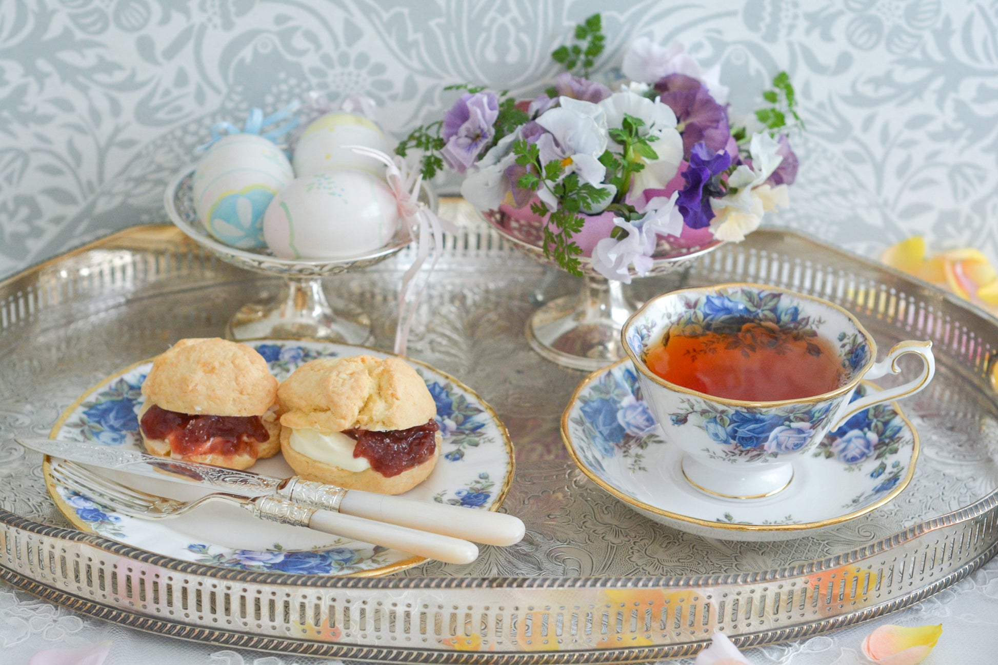 ブルーのバラが美しい、ロイヤルアルバートのムーンライトシリーズのティートリオです。オールドカントリーローズのブルーバージョンで、世界的に人気のあるシリーズ。その中でもエイボンシェイプ(Avon shape)と呼ばれる口径の広い優雅なシェイプは特に貴重となっております。英国湖水地方の庭園をイメージしたと言われる、美しい色合いがとても美しくティータイムを彩ります。こちらは全部で3点在庫がございます。