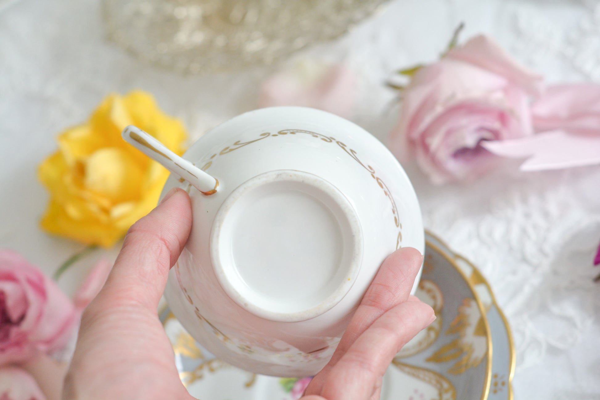 グレーカラーにハンドペイントで描かれた花々が美しいティートリオです。メーカーは不明ですが、以前ご紹介したハマースレイのアンティークトリオと雰囲気がよく似ています。金彩の模様もエレガントですね。残念ながらディーラーさんからの輸送時にカップにヒビが入ってしまいました。カップは観賞用となりますが、ソーサーとプレートはとても良い状態で、プレートのみお使いいただくこともできます。