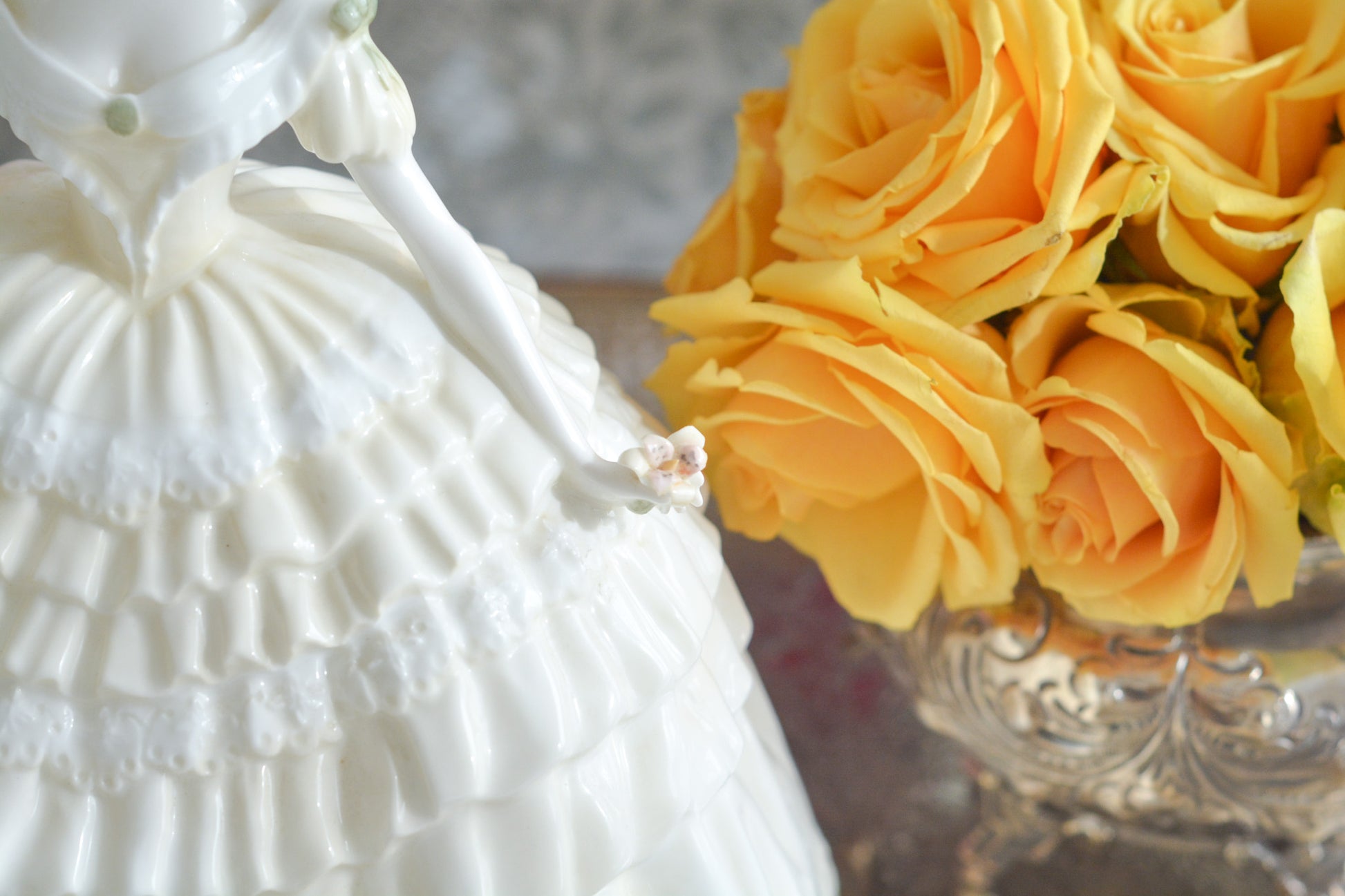 コールポートの人気フィギュリン、「The Four Flowers Collection」。名前の通り、「リリー、ローズ、カーネション、アイリス」の4つのお花がモチーフのフィギュリンシリーズです。 その中でも、リリーはアイリスと並び入手困難なお品です。  バスケットいっぱいのリリーと左手には一輪のリリーの花。ドレスはホワイトに淡いイエローのフリルとグリーンのリボンがあしらわれています。 柔らかな表情がとても可愛らしいレディのフィギュリンです。