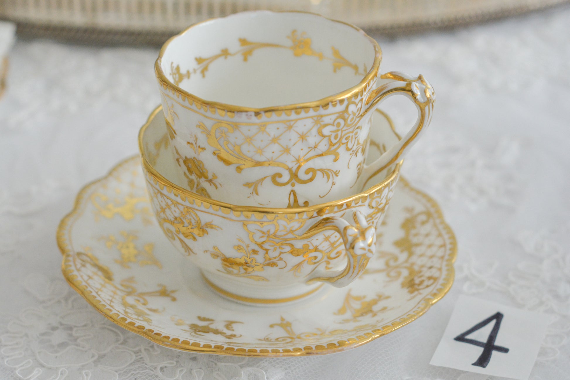 リッジウェイのFoliage Shapeのトゥルートリオ。ハンドル部分には葉っぱの模様がついていてとても可愛らしいシェイプです。白磁に金彩の模様がとても豪華でリッジウェイらしい作品です。トゥルートリオは、ティーカップ、コーヒーカップ、ソーサーのセットでヴィクトリア時代の初期頃まではトリオといえばこちらが主流でした。今ではとても貴重になっています。紅茶もコーヒーも楽しめるのがいいですね。