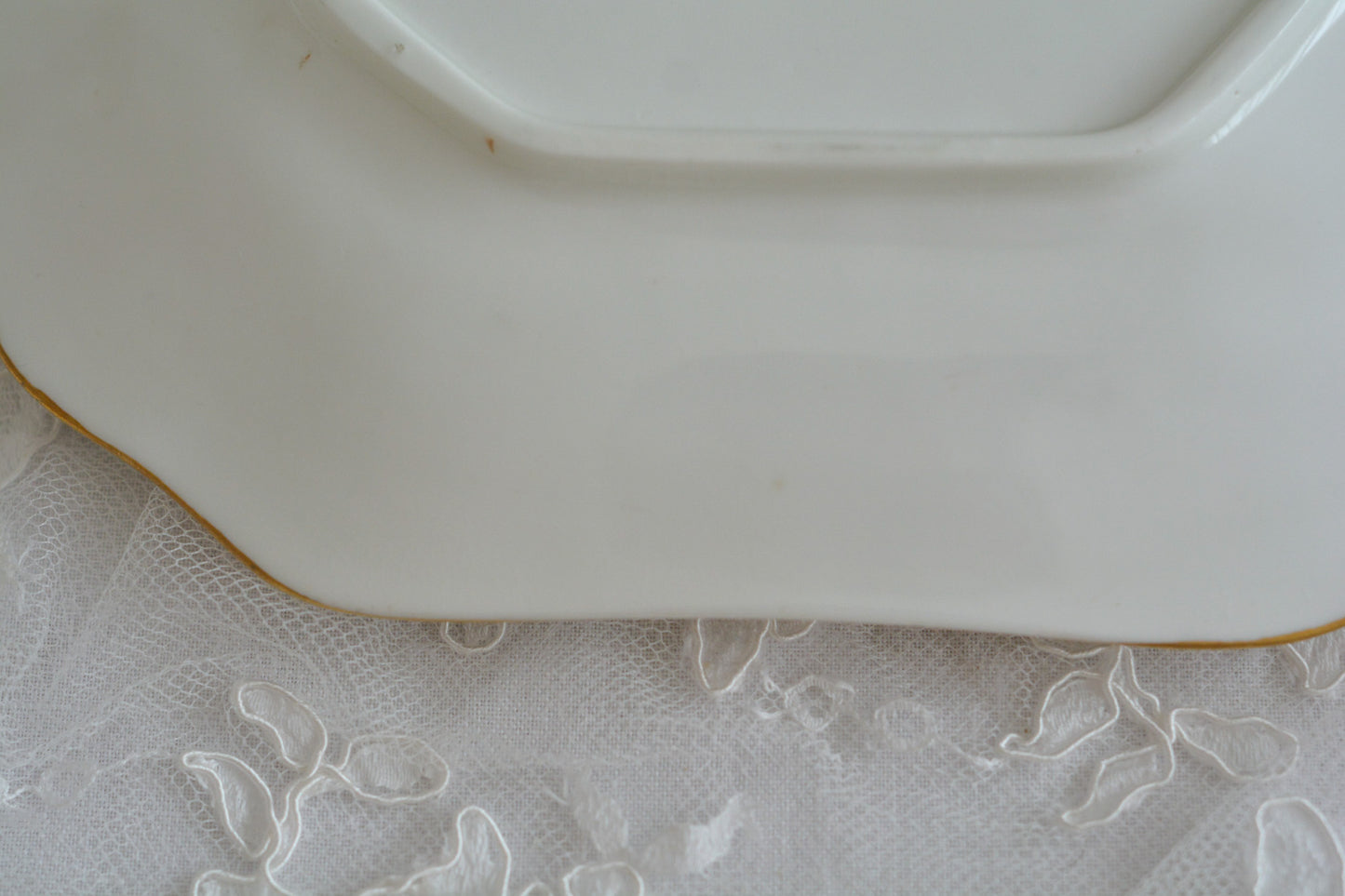 ハマースレイの豪華なティートリオとB&Bプレート。金彩の華やかな模様にブーケ柄のプリントが映えます。ハマースレイらしい優美なシェイプで、ティータイムに花を添えてくれるデザインです。それぞれ状態が異なりますので、プルダウンよりお選びください。ティートリオの④〜⑥はカップにヒビがあり、水漏れするため観賞用としてお勧めします。プレートはそれぞれお使いいただけます。