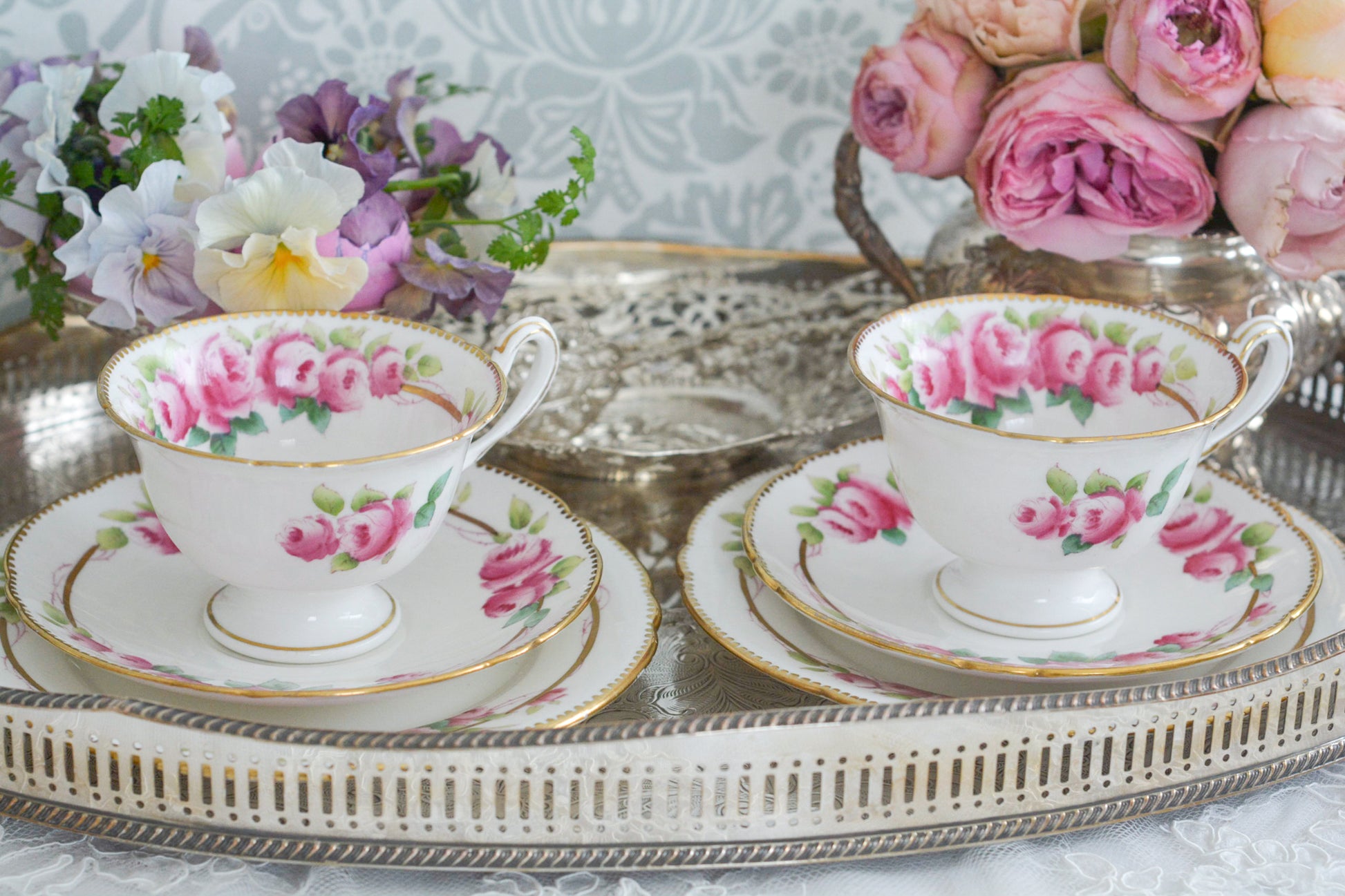 シェリーの美しいティートリオがやってきました。ハンドペイントで描かれたバラが大変華やかです。やはりハンドペイントは立体感があり美しいなと思います。ハンドルも凝った作りで細部まで美しい。春のティータイムのテーブルコーディネートに花を添えてくれますよ。イースターのコーディネートにもぜひ。