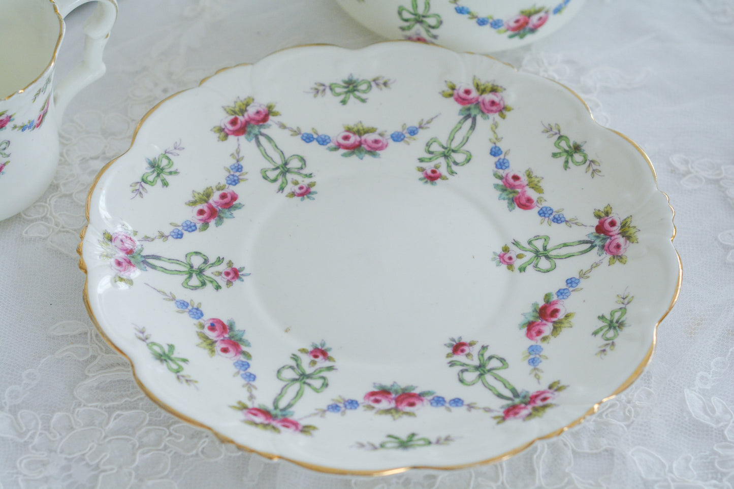 コリンウッドのリボンにバラのガーランドがとっても可愛らしいティートリオ、ミルクジャグ、スロップボウル、デザートプレートがやってきました!ハンドペイントで色つけされたバラやリボンを眺めているだけで気持ちが上向きになる可愛らしさです。ぜひ春のティータイムに。プルダウンから、単品ご選択頂けます