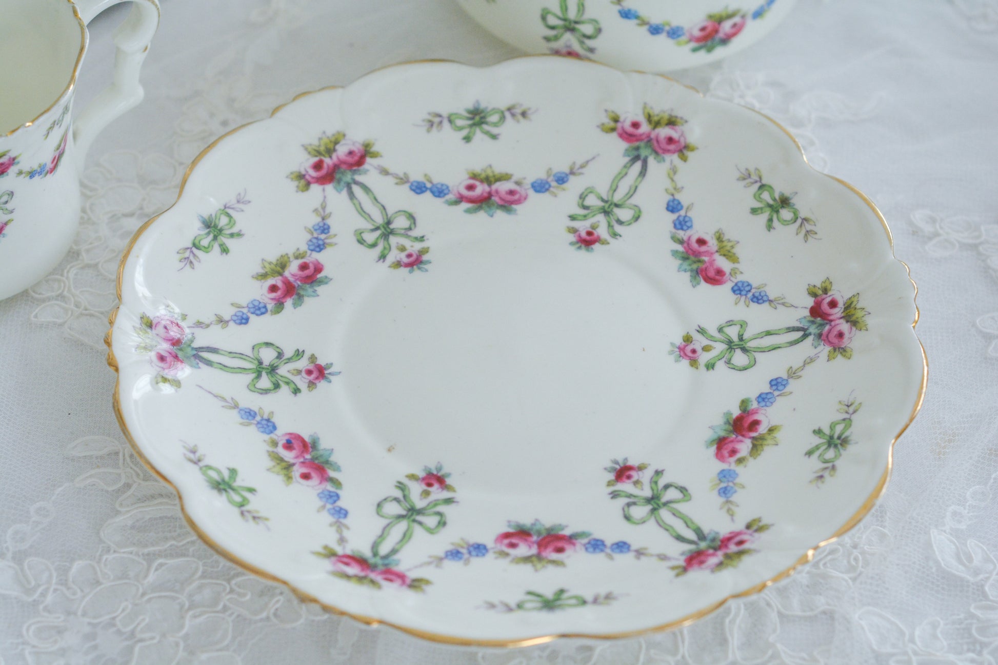 コリンウッドのリボンにバラのガーランドがとっても可愛らしいティートリオ、ミルクジャグ、スロップボウル、デザートプレートがやってきました!ハンドペイントで色つけされたバラやリボンを眺めているだけで気持ちが上向きになる可愛らしさです。ぜひ春のティータイムに。プルダウンから、単品ご選択頂けます