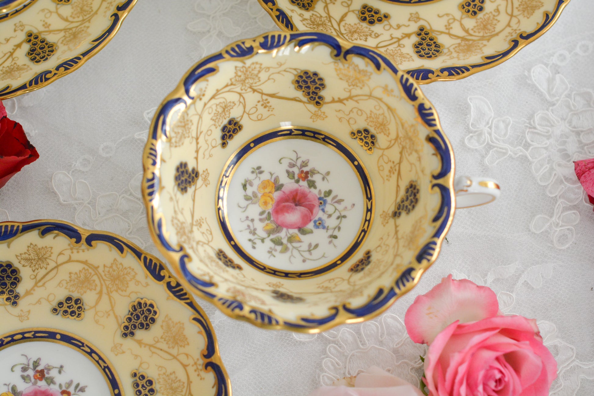 コールポートの1800年代の作品のリバイバルシリーズのオールドコールポートシリーズ。色々なお品がリバイバルされています。こちらはアデレードシェイプのリバイバル。ハンドルはアデレードシェイプハンドルではなくリングハンドルで、素磁も厚めに作られています。ロココリバイバルスタイルの優雅なデザインが美しいです。葡萄やフルーツ、お花の模様が大変豪華で美しいお品です。