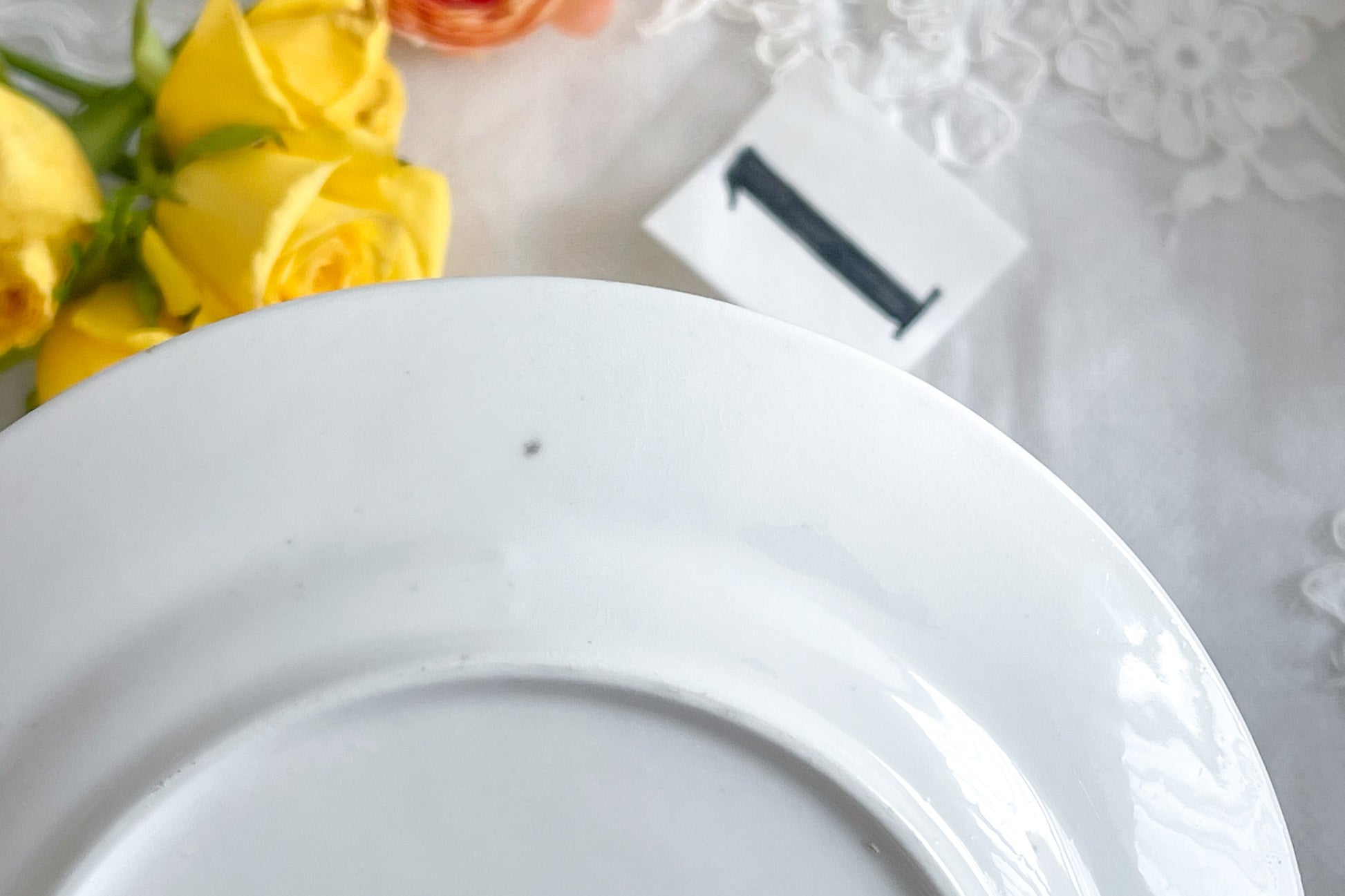 ハンドペイントで描かれた曲線美。アールヌーボースタイルのティートリオです。金彩にターコイズブルーのドットのコントラストが素敵なお品。カップは紅茶にもコーヒーにもお使いいただきやすいデザインです。