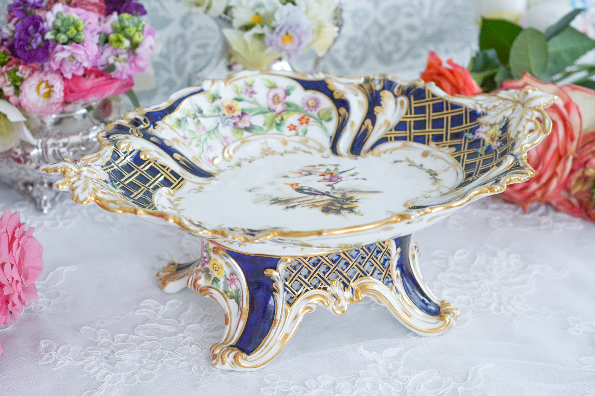 コバルトブルーが美しい、ロココリバイバルのタッツアです。美しい花々と鳥達が描かれています。側面にもたくさんの花々が描かれ、高台部分は美しい透かし模様になっています。なんて手の込んだタッツアでしょう。どんなお花が描かれているか、装飾の美しさをじっくりと鑑賞したくなります。