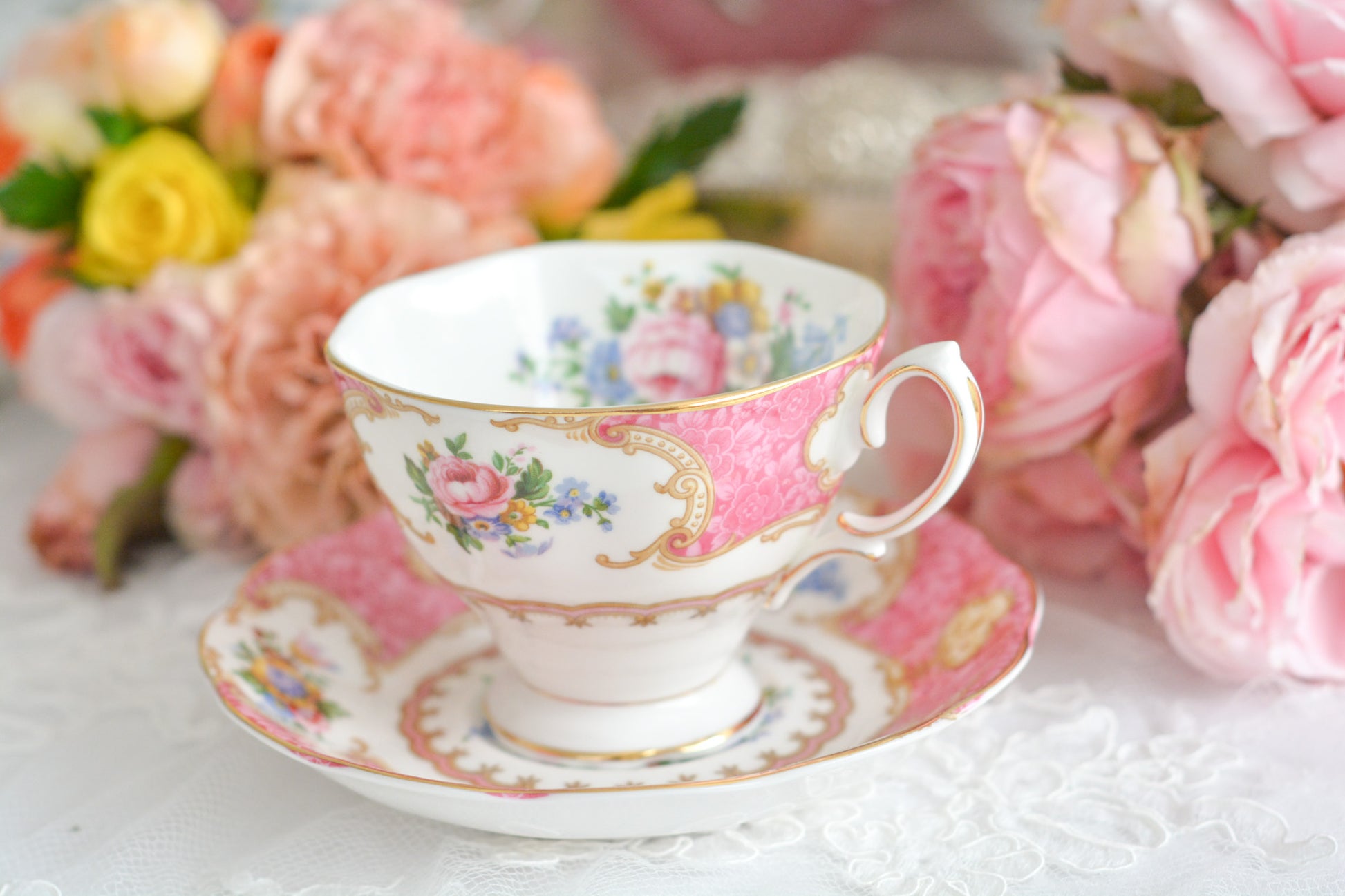 ロイヤルアルバートの人気シリーズ、レディカーライルのカップ&ソーサーです。大輪のバラに花々とスクロール模様の金彩で彩られた、ロココスタイルの大変豪華で美しいシリーズです。 ピンクカラーがティータイムを華やかに盛り上げてくれます。こちらはデュオでどれもとても良い状態です。全部で4客ございます。