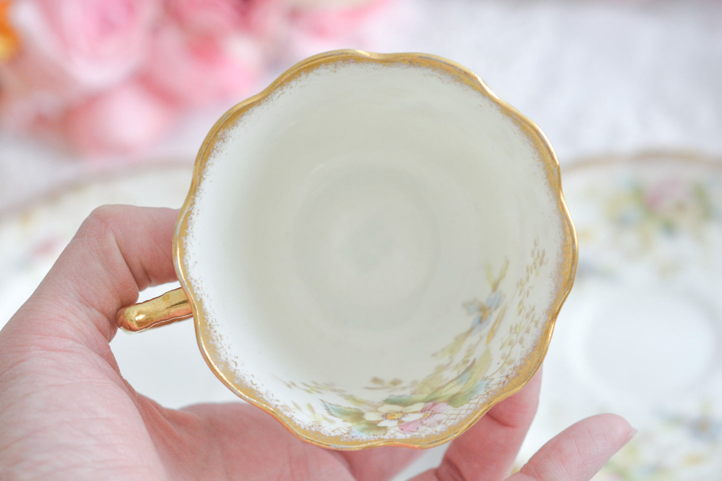 Redfern&Drakefordのティートリオ。春を待ち侘びる季節に、一人のお茶の時間をゆったりと豊かにしてくれるような優しい雰囲気のお品です。シャビーシックがお好きなあなたへ。