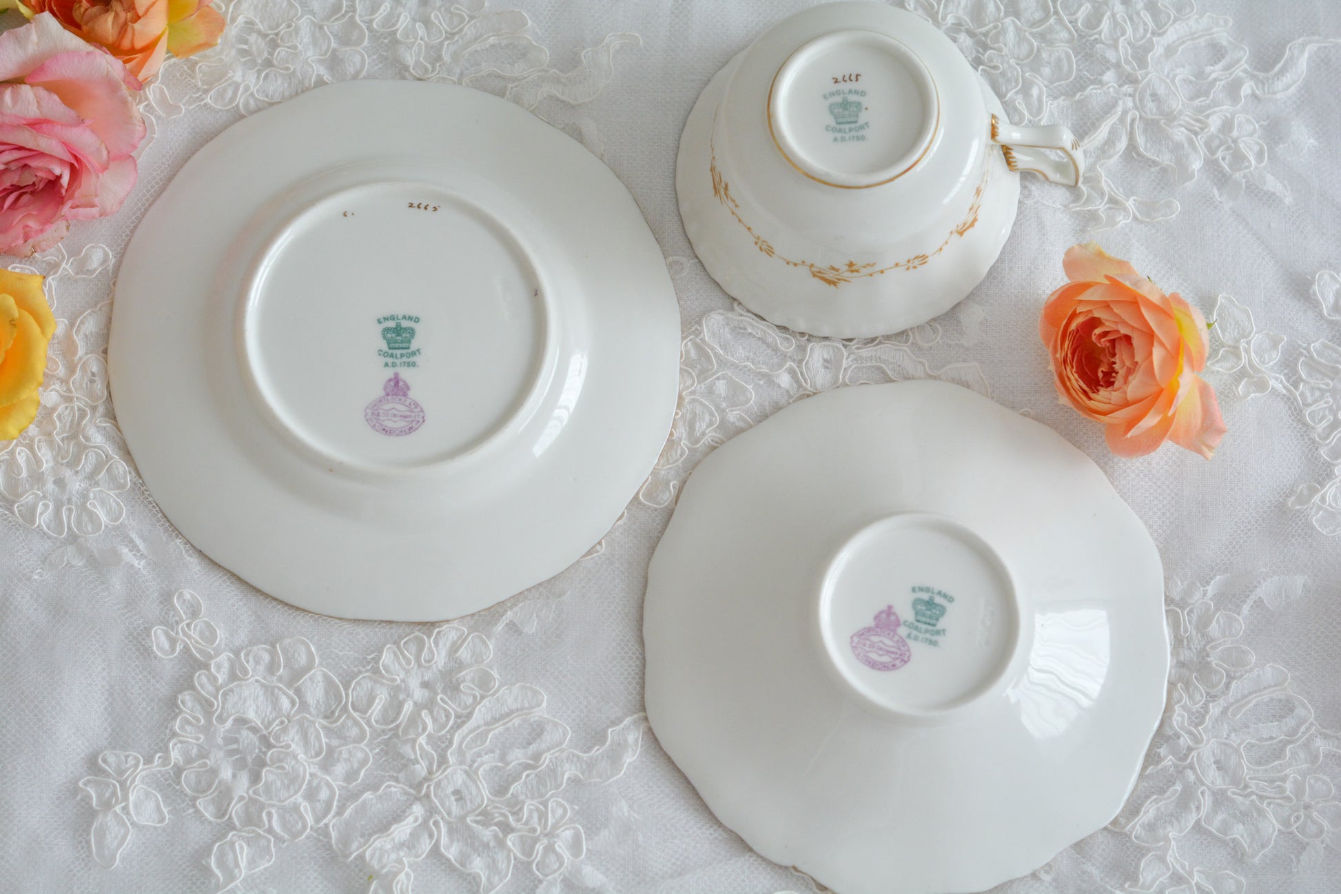 英国アンティーク、コールポートの代表作馬ットウィングシリーズの幻のカラーと言われるターコイズブルーのティートリオ。キラキラと宝石のように輝く美しいカップです。