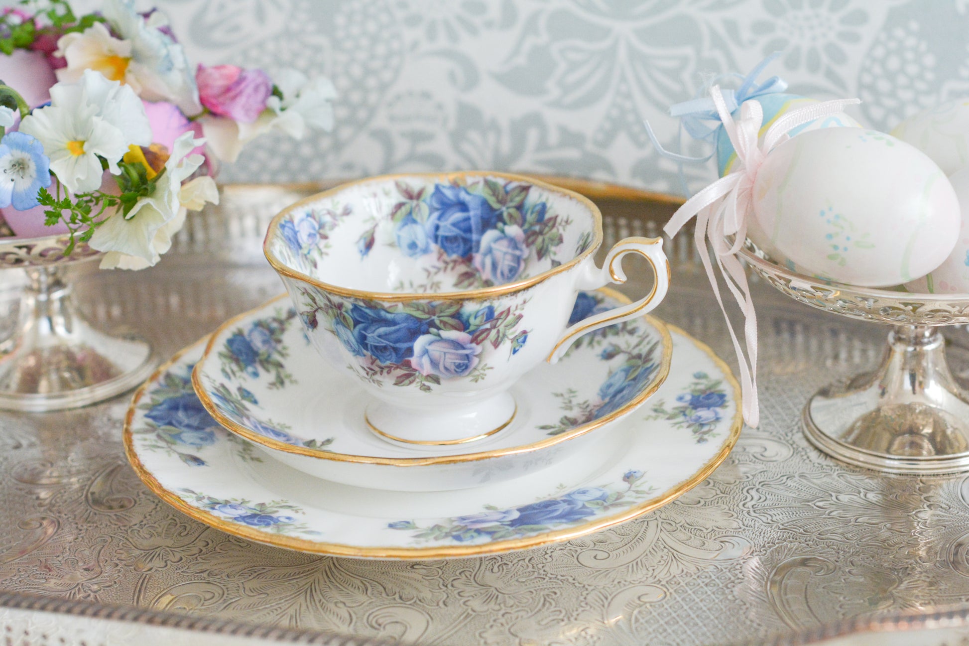 ブルーのバラが美しい、ロイヤルアルバートのムーンライトシリーズのティートリオです。オールドカントリーローズのブルーバージョンで、世界的に人気のあるシリーズです。英国湖水地方の庭園をイメージしたと言われる、美しい色合いがとても美しくティータイムを彩ります。こちらは全部で3点ございます。