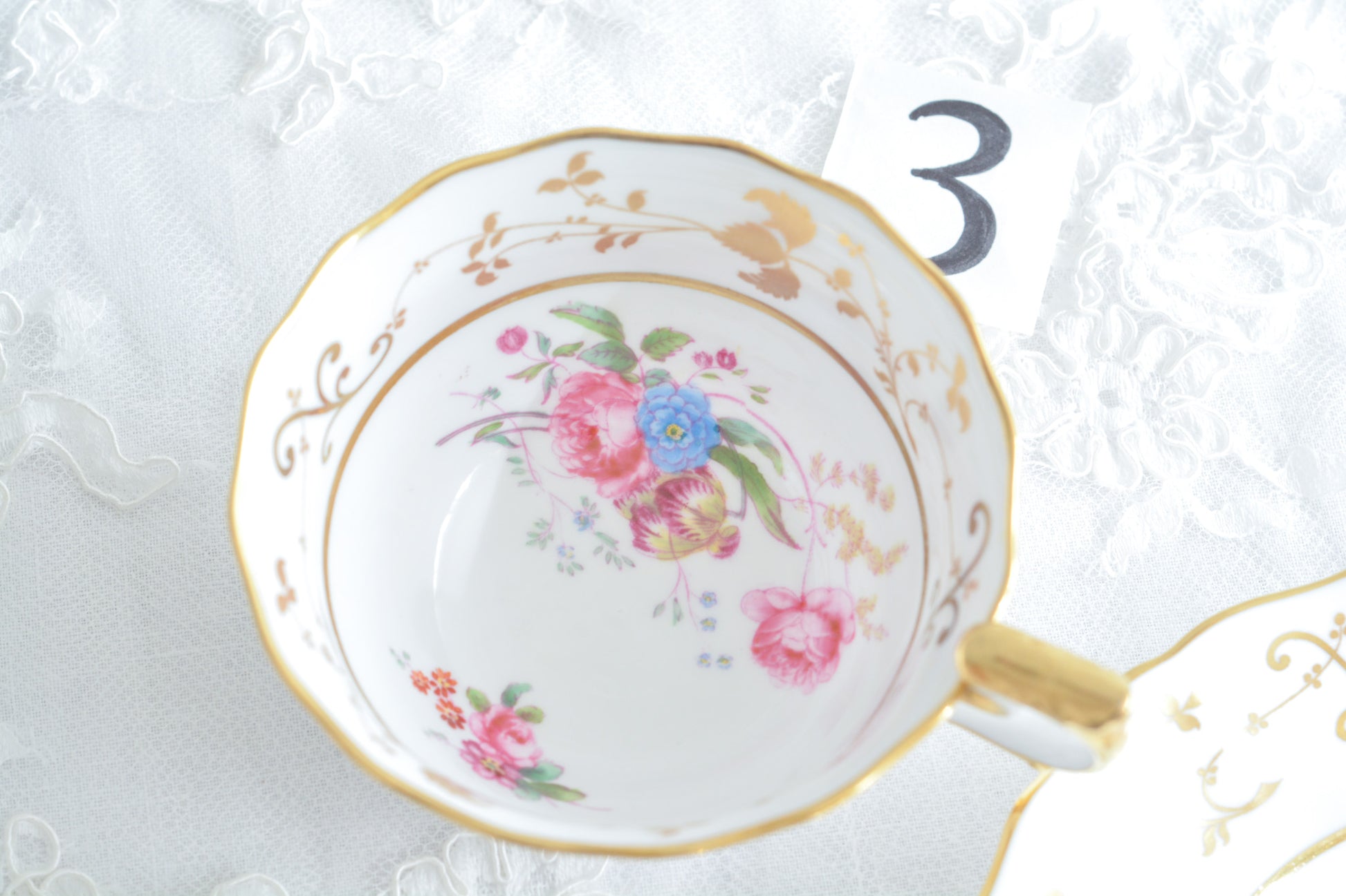 スポードの洗練されたデザインに、ハンドペイントで描かれた花々が大変美しいティートリオです。現代のテーブルにもマッチし、華やかにしてくれます。お花はハンドペイントで描かれているため一つ一つ違い、並べるとそれぞれのお花を見ることができてお話も盛り上がりそうです。