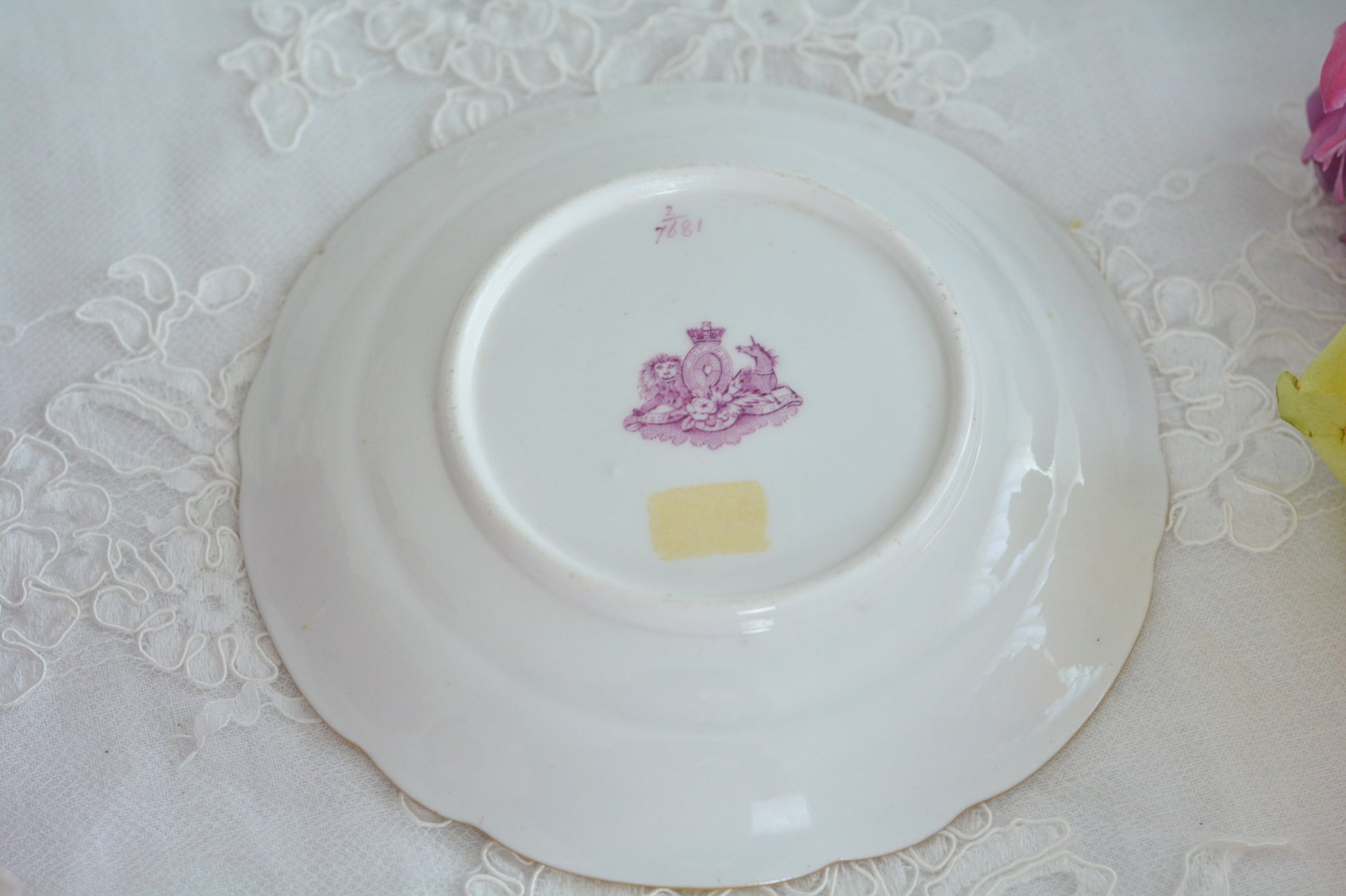 リッジウェイの優雅なトゥルートリオです。ハンドルがとても可愛らしく、ハンドペイントで描かれたお花達も生き生きと描かれています。トゥルートリオは、ティーカップ、コーヒーカップ、ソーサーのセットでヴィクトリア時代の初期頃まではトリオといえばこちらが主流でした。今ではとても貴重になっています。紅茶もコーヒーも楽しめるのがいいですね。