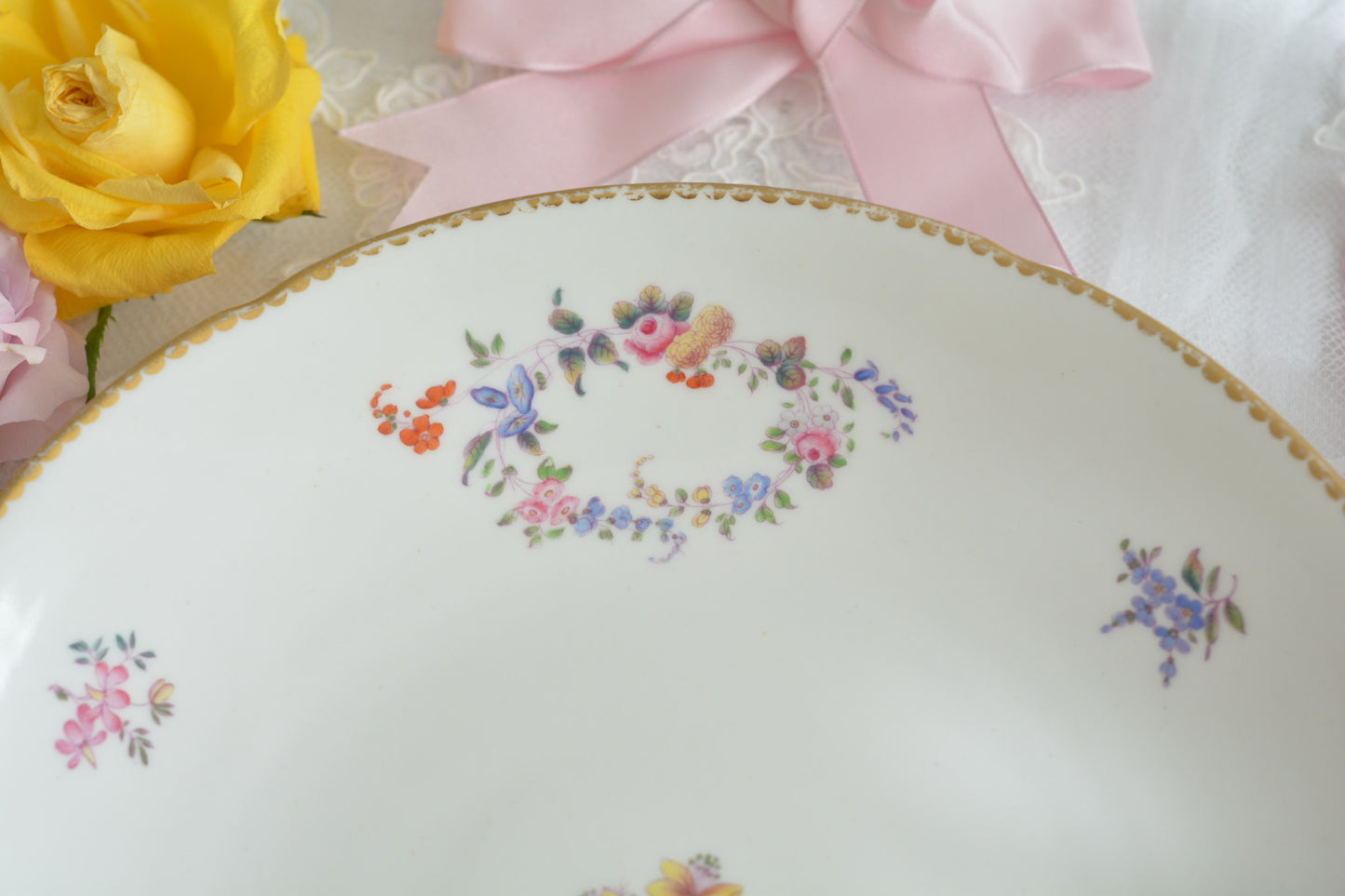 ロンドンに1825年〜1917年に営業していた「ダニエル」という小売店がオーダーしたデザートプレートです。バックスタンプはダニエルのマークのみで製造元のマークはありません。その為どのメーカーにオーダーしたのは詳細はわかりませんが、可憐な小花たちがとても美しいプレートです。ダニエルは、コールポートなどに特注品をオーダーしていたと専門書に記述があります。きっと力のあった小売店だったのだろうと思います。