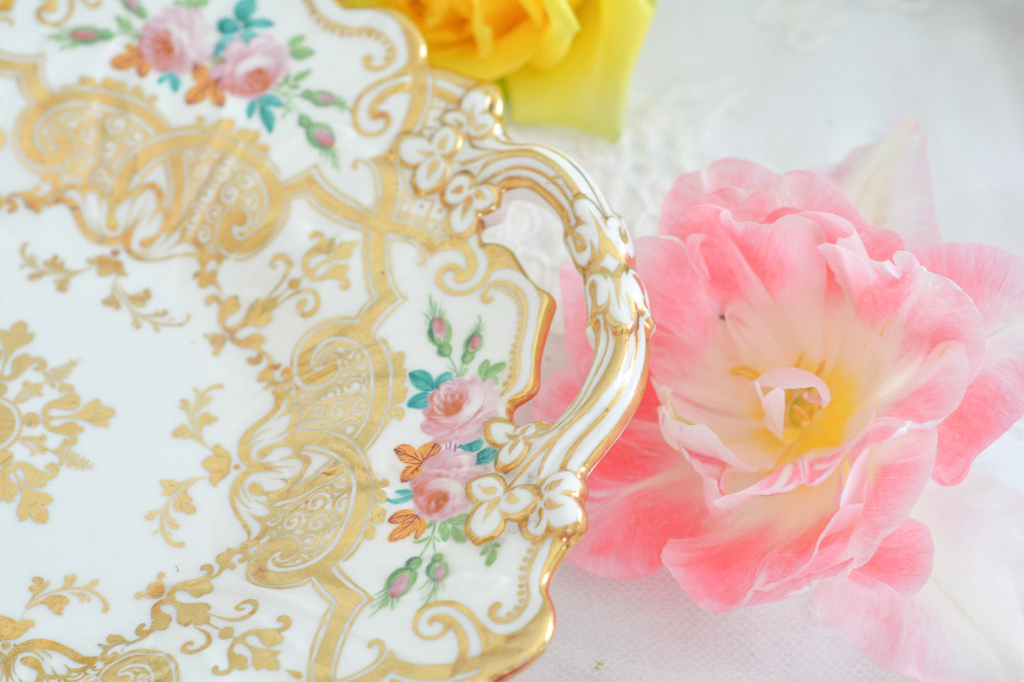 リッジウェイのフォリエージシェイプ(Foliage Shape)のB&Bプレート。B&Bとはブレッド&バターの略です。パンはもちろん、お菓子を盛り付けたりフルーツを盛り付けたり活躍してくれます。ハンドル部分には葉っぱの模様がついていてとても可愛らしいシェイプです。フォリエージシェイプもさまざまな絵柄やカラーがあります。こちらもリッジウェイらしい、力強く、豪華な作品で、とても存在感があります。プレートは本当に見つけるのが困難で、今回当店で初めて入荷が叶いました!リッジウェイのお品は白磁もとてもしっかりとした作りになっており、状態も良いです。