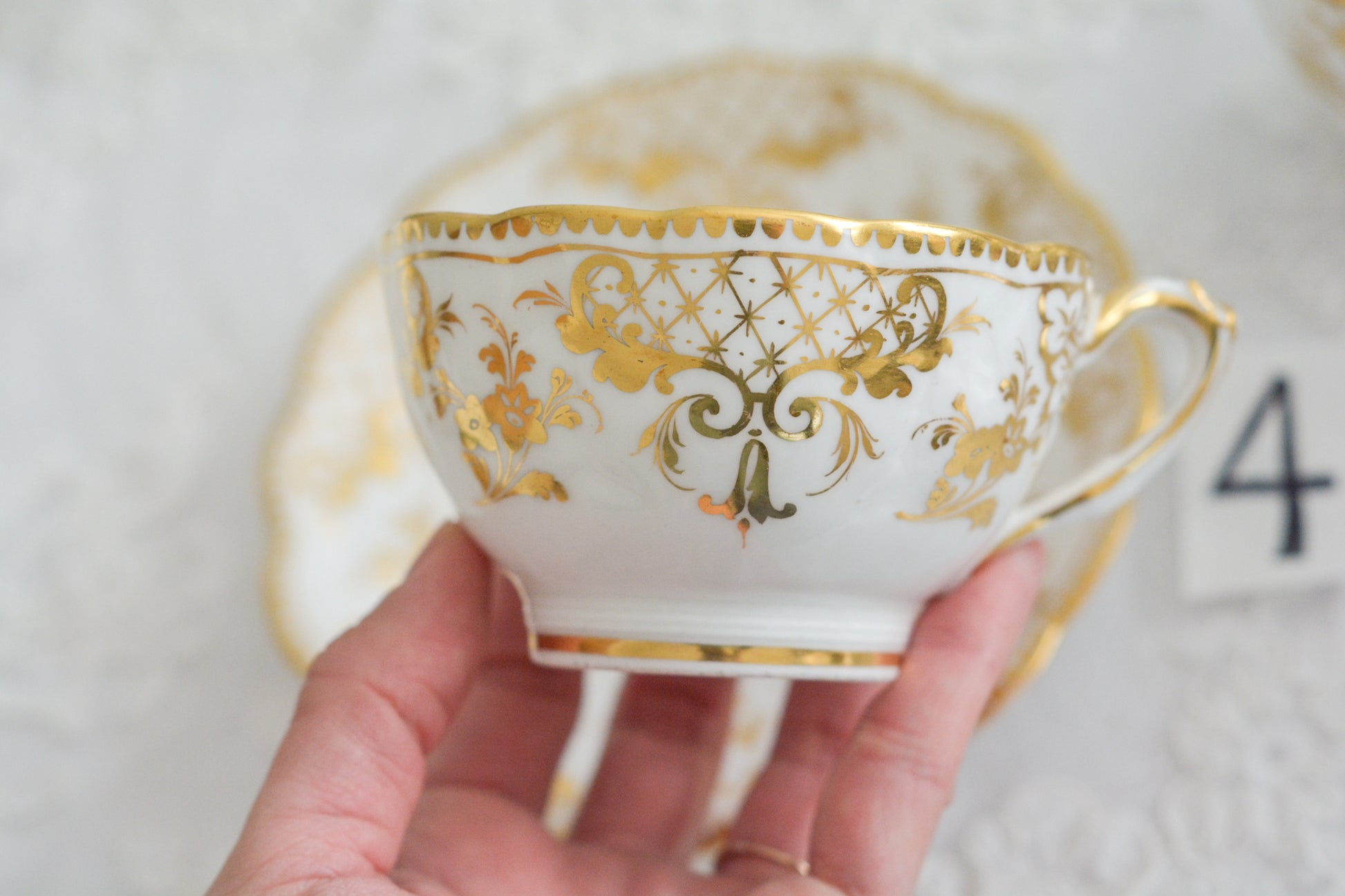 リッジウェイのFoliage Shapeのトゥルートリオ。ハンドル部分には葉っぱの模様がついていてとても可愛らしいシェイプです。白磁に金彩の模様がとても豪華でリッジウェイらしい作品です。トゥルートリオは、ティーカップ、コーヒーカップ、ソーサーのセットでヴィクトリア時代の初期頃まではトリオといえばこちらが主流でした。今ではとても貴重になっています。紅茶もコーヒーも楽しめるのがいいですね。