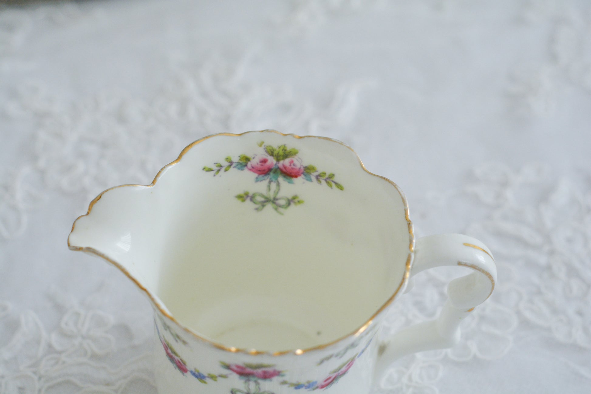 コリンウッドのリボンにバラのガーランドがとっても可愛らしいティートリオ、ミルクジャグ、スロップボウル、デザートプレートがやってきました!ハンドペイントで色つけされたバラやリボンを眺めているだけで気持ちが上向きになる可愛らしさです。ぜひ春のティータイムに。プルダウンから、単品ご選択頂けます