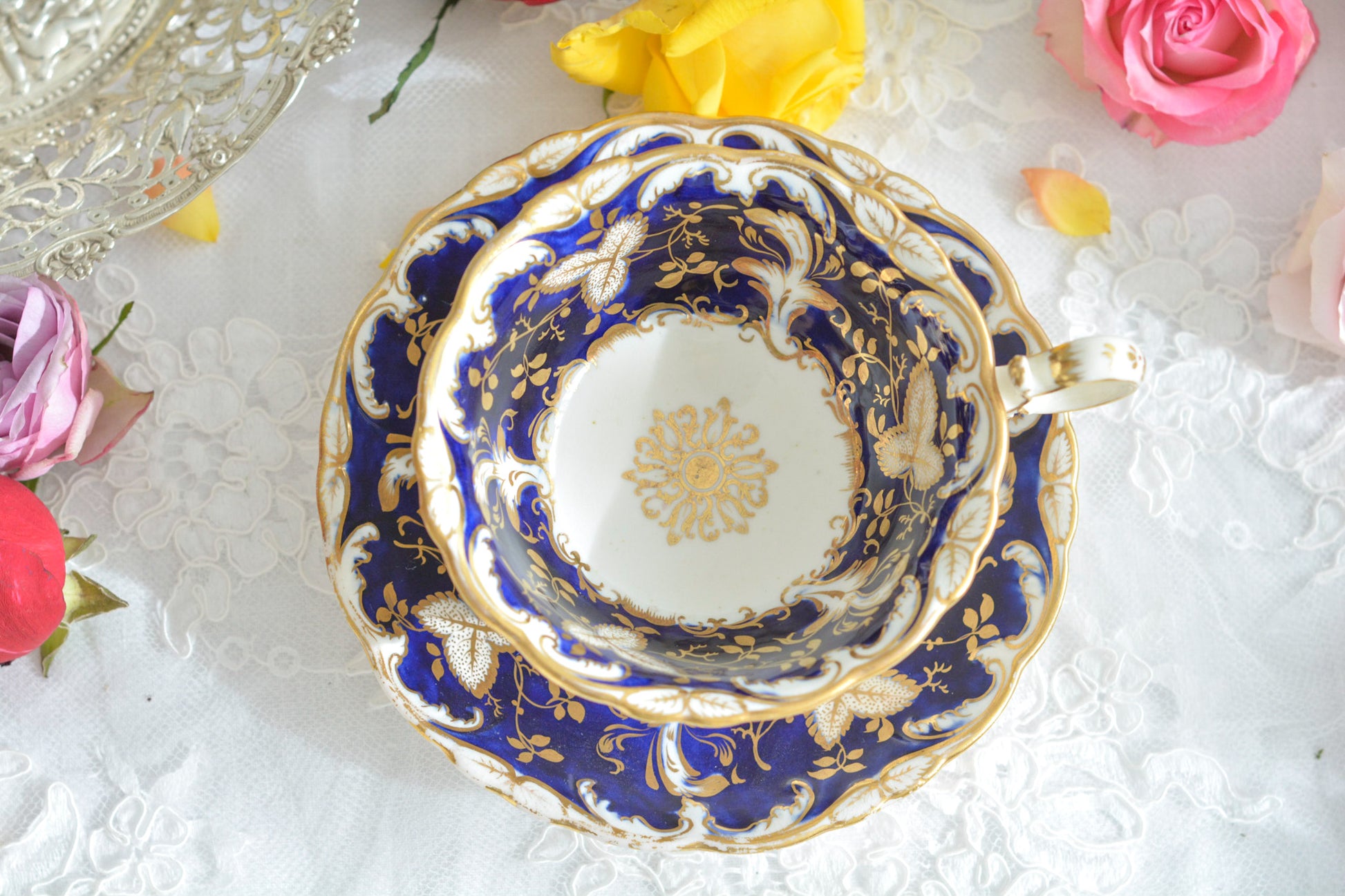 コバルトブルーに金彩の葉っぱ模様が大変美しい、コールポートアデレードシェイプのカップ&ソーサーです。優美なシェイプは大変美しく、重厚感がありながら繊細さも感じるお品です。カップに1ヶ所古いヒビが入っているためお値打ち価格になっています。ヒビはあるものの、ロココリバイバルの大変美しいカップです。