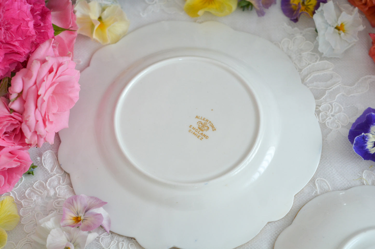 バラのガーランド模様が可愛らしい、ジョージ・ジョーンズ・クレッセントのセットです。カップ&ソーサー、サイドプレート、B&Bプレートのとても便利なセットです。クレッセントらしい可憐で上品な雰囲気がティータイムを盛り上げます。素磁の模様もとっても可愛らしいですよ。