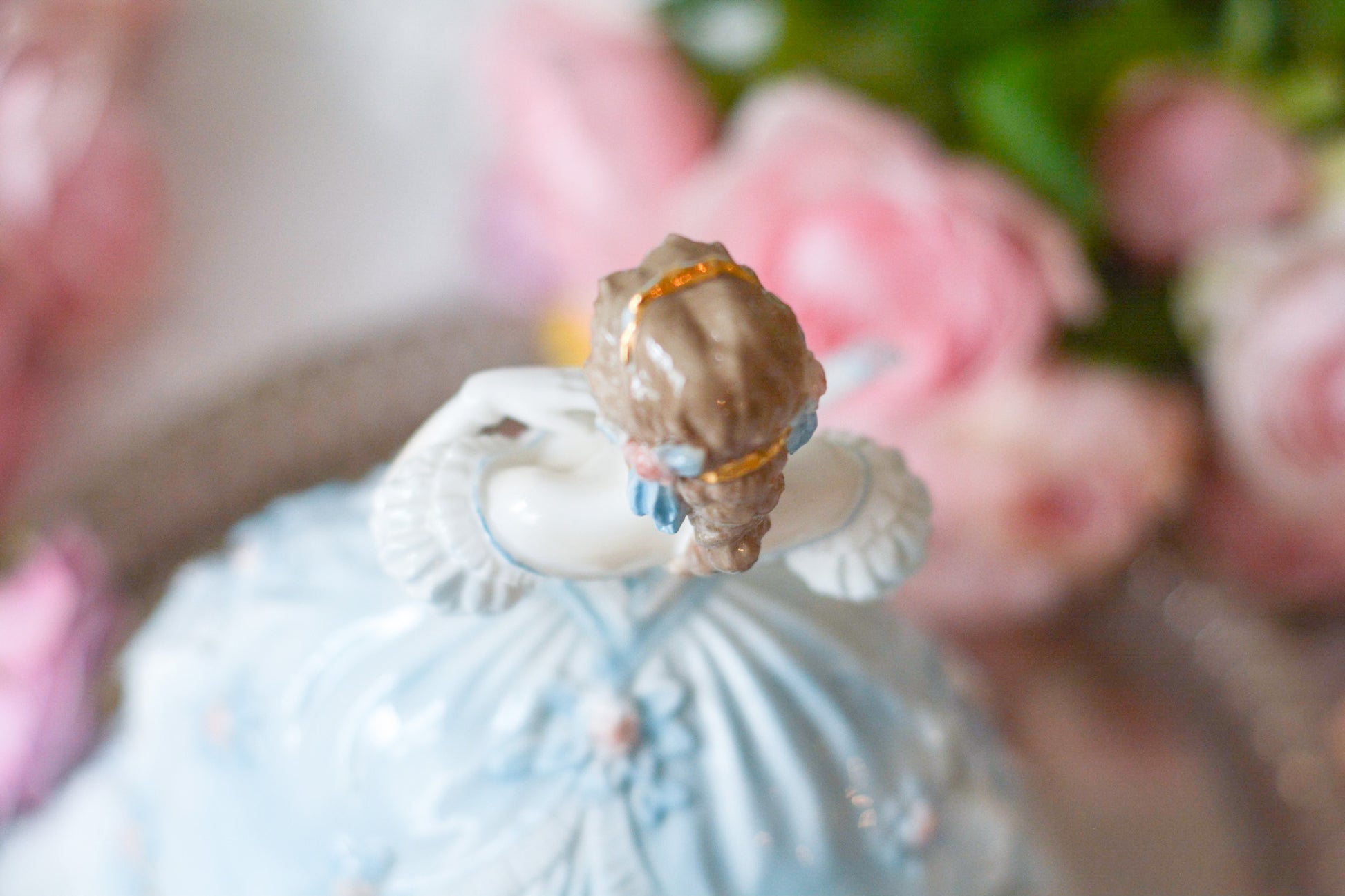 The First Quadrilleという題名のとても可愛らしいロイヤルウースターのフィギュリンです。フィギュリンの題名の通り「初めての舞踏会」に出たご令嬢がモデルになっています。可愛らしいお顔のお嬢様ですが、表情には少し緊張している様子がうまく表現されていると思いませんか?ドレスは爽やかな水色に大きなリボンと薔薇の花がたくさんついていて、舞踏会デビューを華やかに飾っています。とても可愛らしく、美しいフィギュリンでテーブルやお部屋に花を添えてくれます。