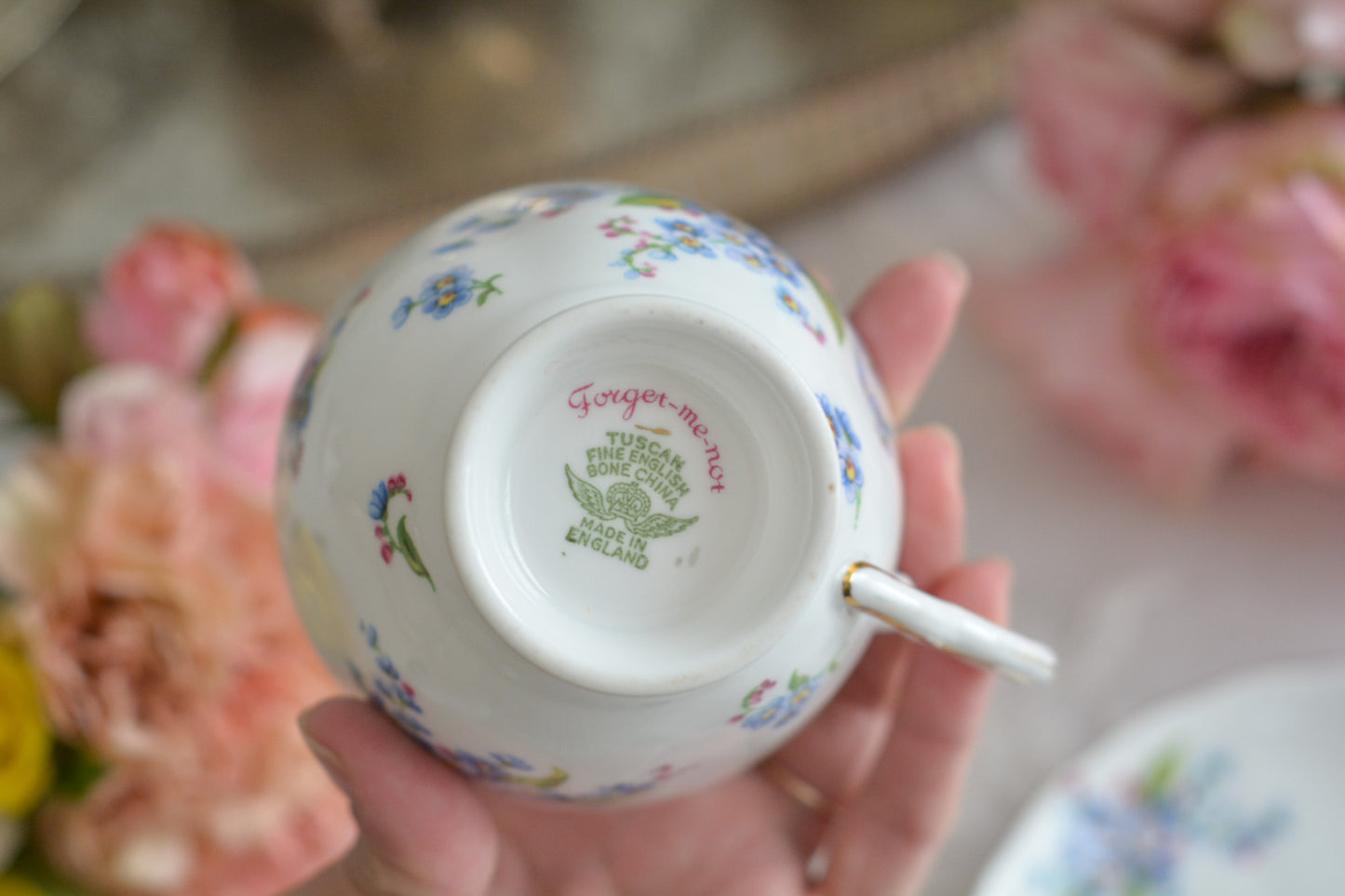 タスカンの勿忘草が大変可愛らしいティートリオです。勿忘草がモチーフのヴィンテージ食器は色々なメーカーで作られています。このタスカンのトリオの勿忘草はとても優しい雰囲気。勿忘草の花言葉は「私を忘れないで」、「誠の愛」、「真実の友情」。春を知らせる花とも言われていて、今の季節にぴったりなティートリオです。