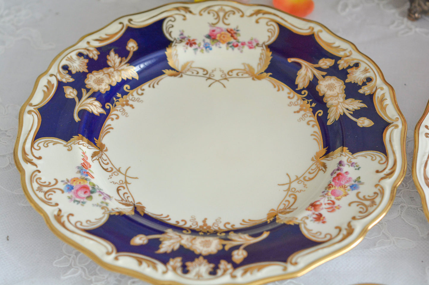 コープランドの美しいプレートがやってきました!コバルトブルーとベージュカラーにハンドペイントで美しい花々が描かれています。プレートの深さがあるタイプでサービングプレートとしてもお使いいただきやすいかと思います。貫入は見られますが、金彩のスレはほとんどないプレート達です。蚤の市の特別セットです!貫入のない素晴らしい状態の同じプレートは新着コーナーに掲載中です。