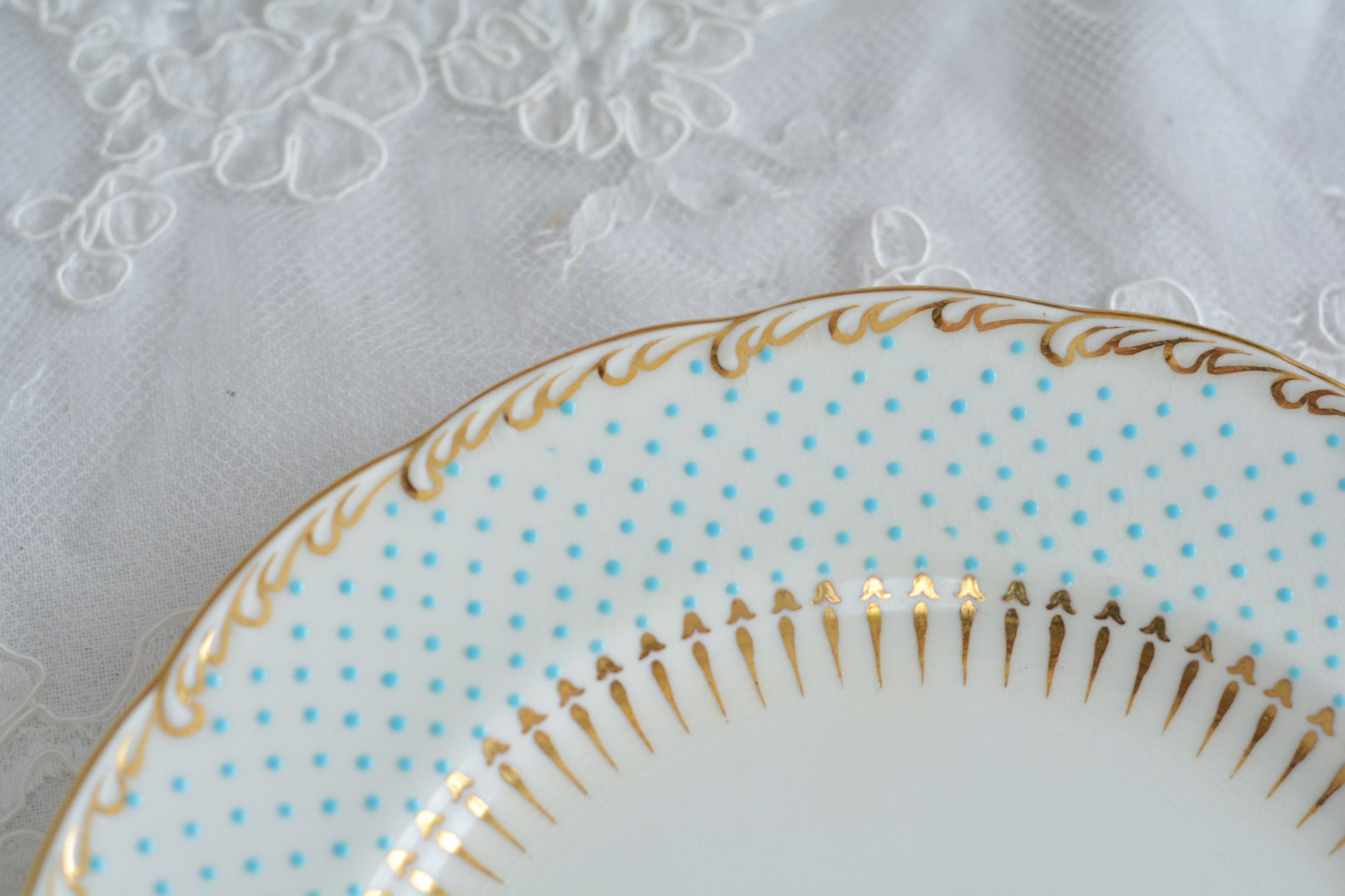 ティファニー特注の洗練された美しさとエナメルジュールの高度な技法で描かれた立体的なドット模様が素晴らしい、ミントンのデザートプレートです。ティファーニーらしい上品なプレートですね。ミントンブルーのプレートでデザートタイムをお楽しみください。こちらはどのプレートにも貫入が見られます。そのためお買い得価格になっています。