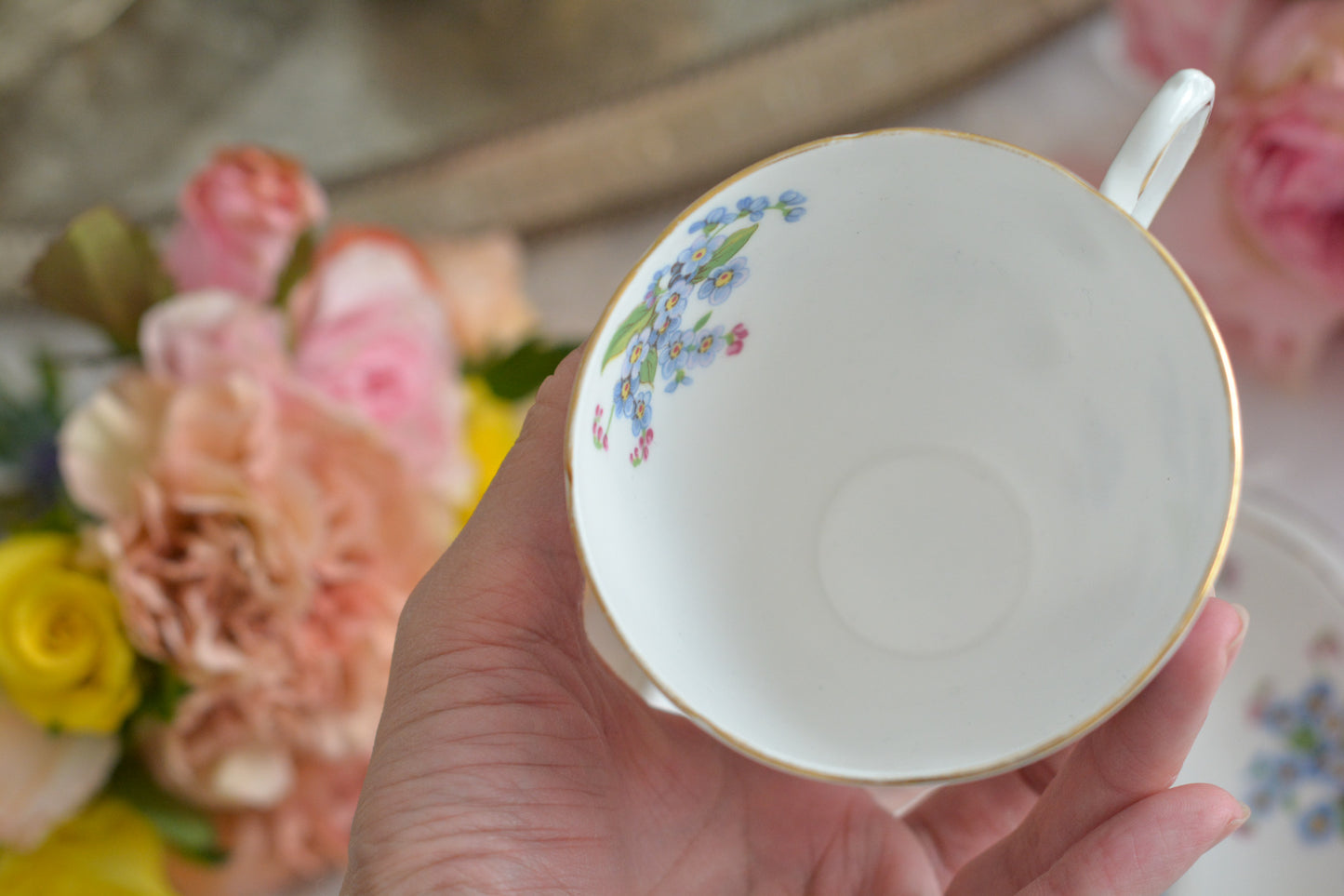 タスカンの勿忘草が大変可愛らしいティートリオです。勿忘草がモチーフのヴィンテージ食器は色々なメーカーで作られています。このタスカンのトリオの勿忘草はとても優しい雰囲気。勿忘草の花言葉は「私を忘れないで」、「誠の愛」、「真実の友情」。春を知らせる花とも言われていて、今の季節にぴったりなティートリオです。