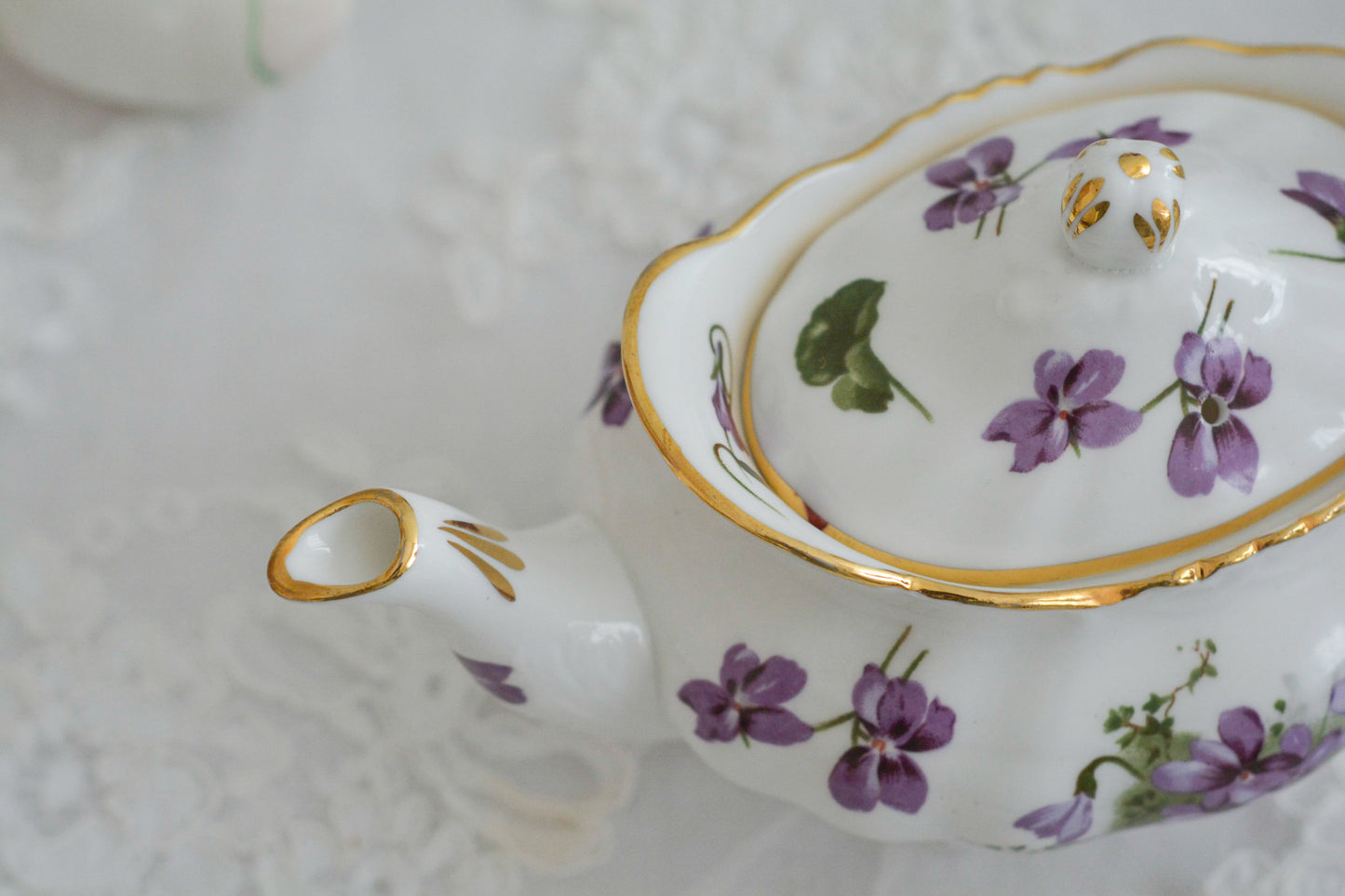 ハマースレイの人気シリーズ、ヴィクトリアンバイオレットシリーズのティーポットです。小さめのサイズで1〜2名のティータイムにぴったりなサイズです。可憐なすみれの模様と優雅なシェイプがとても美しく、おうちティータイムを華やかに盛り上げてくれます。こちらはオールドバックスタンプのお品で、貴重な1930年代頃の作品です。