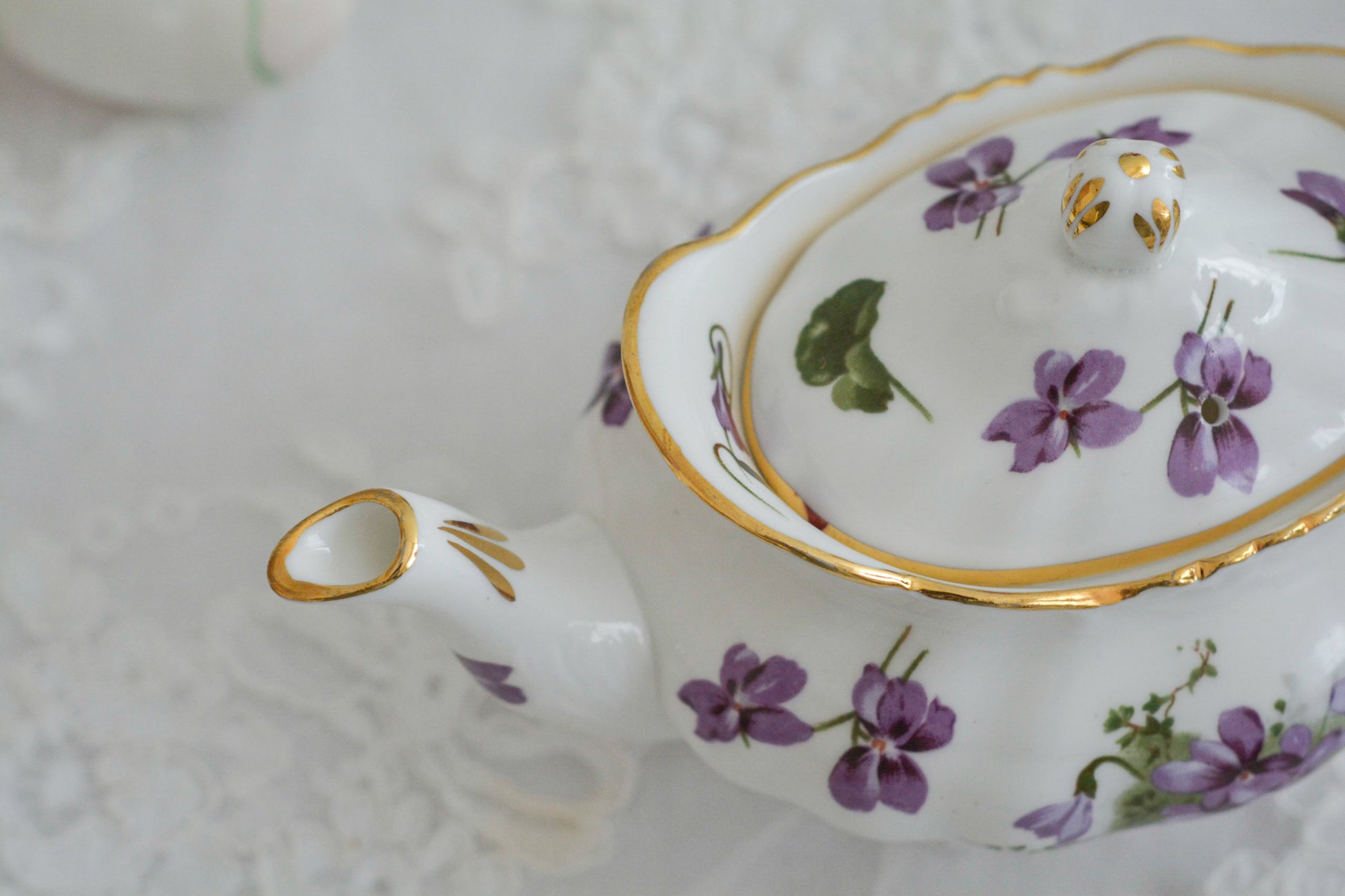 ハマースレイの人気シリーズ、ヴィクトリアンバイオレットシリーズのティーポットです。小さめのサイズで1〜2名のティータイムにぴったりなサイズです。可憐なすみれの模様と優雅なシェイプがとても美しく、おうちティータイムを華やかに盛り上げてくれます。こちらはオールドバックスタンプのお品で、貴重な1930年代頃の作品です。