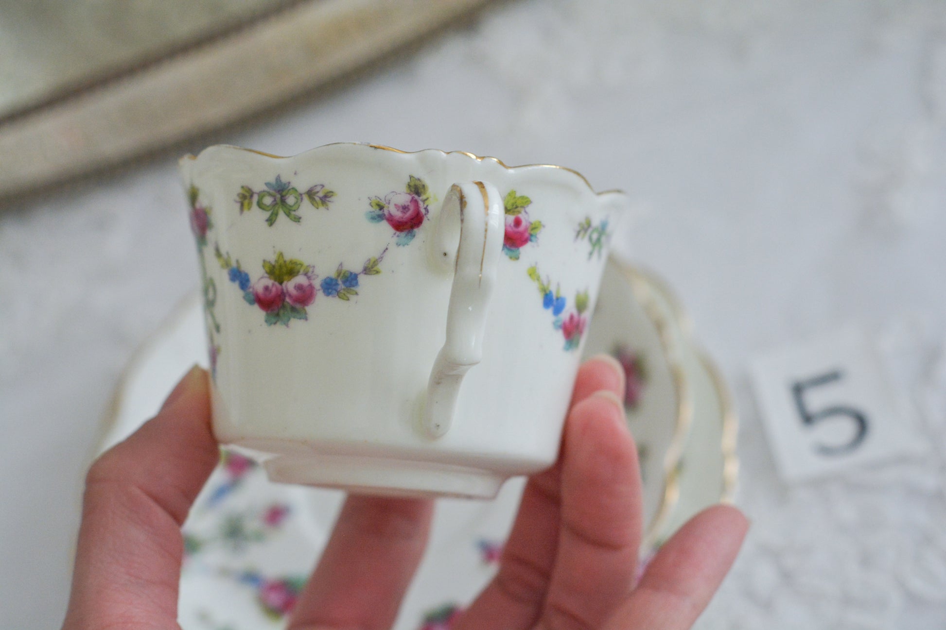 コリンウッドのリボンにバラのガーランドがとっても可愛らしいティートリオ、ミルクジャグ、スロップボウル、デザートプレートがやってきました!ハンドペイントで色つけされたバラやリボンを眺めているだけで気持ちが上向きになる可愛らしさです。ぜひ春のティータイムに。プルダウンから、単品ご選択頂けます