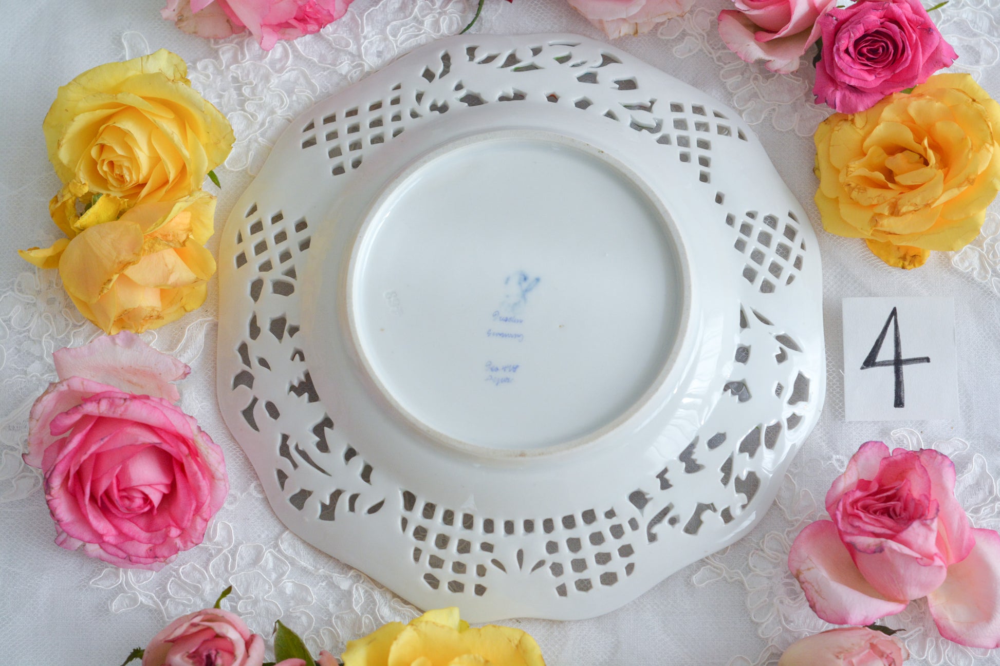 オーストリアの「国の母」とたたえられたハプスブルグ家の女帝「マリア・テレジア」。のちにフランス国王ルイ16世に嫁いだマリー・アントワネットの母でもあります。その名前にふさわしく、また、ウィーンの煌びやかな芸術や宮殿を思わせるような華やかで美しい世界観のプレートです。カール・ティーメの素晴らしいハンドペイントの絵付けをお楽しみください。