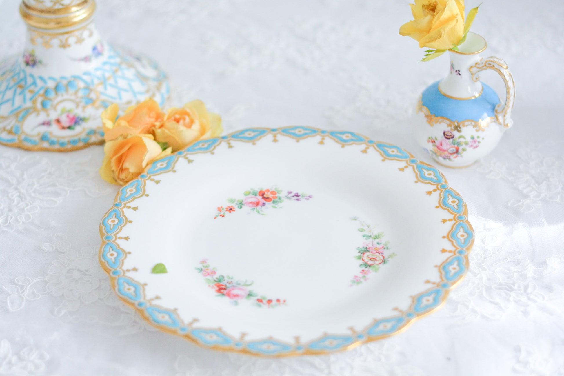 ミントンブルーが際立つ花々が美しいプレート。ハンドペイントで丁寧に描かれた花々が大変美しいです。縁に描かれたミントンブルーの模様がどんなものを盛り付けても引き立ててくれるデザインです